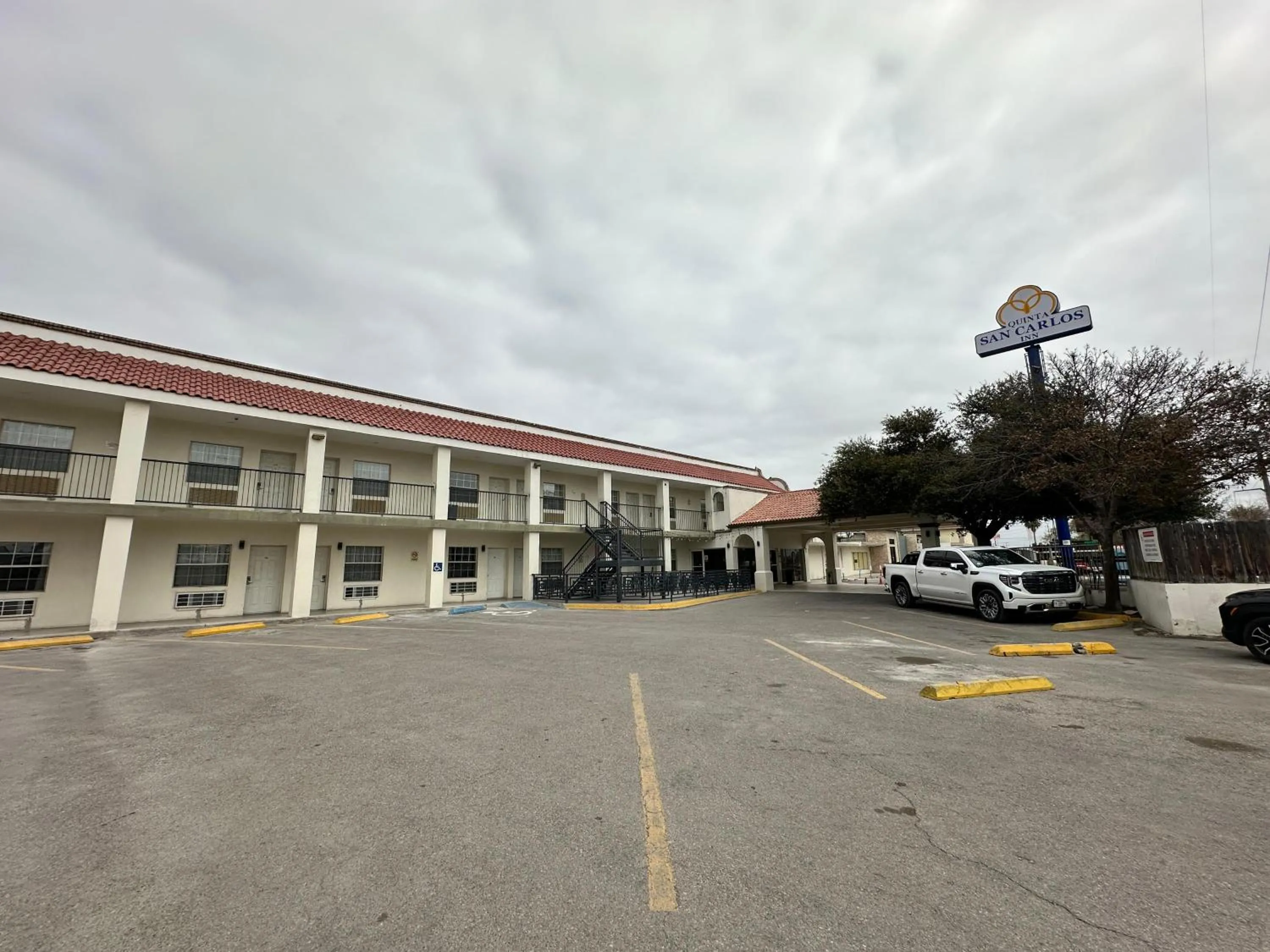 Property building in Hotel Quinta San Carlos Inn