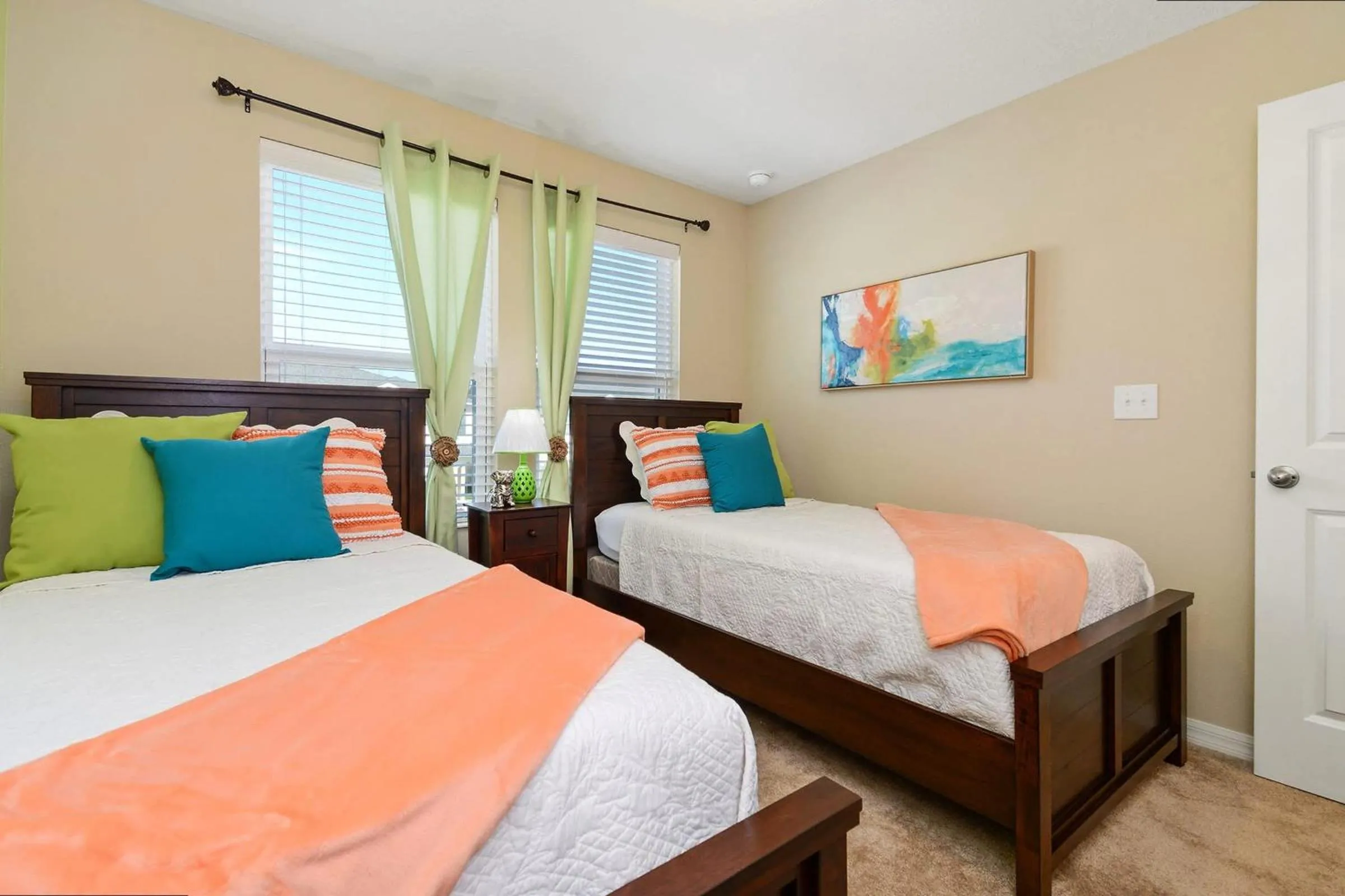 Bed in Family Friendly 4 Bedroom Close to Disney 5148