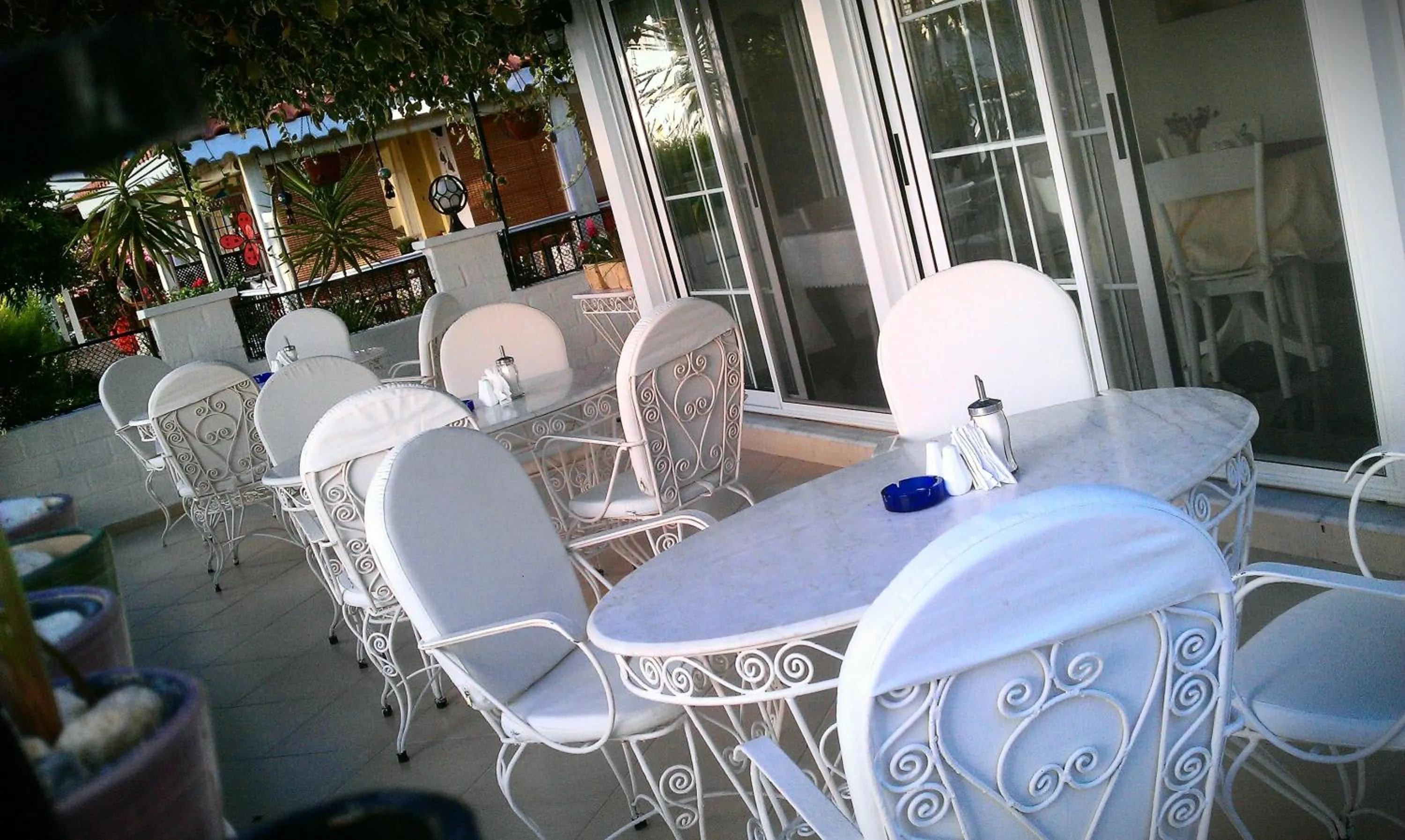 Restaurant/places to eat in Melaike Hotel