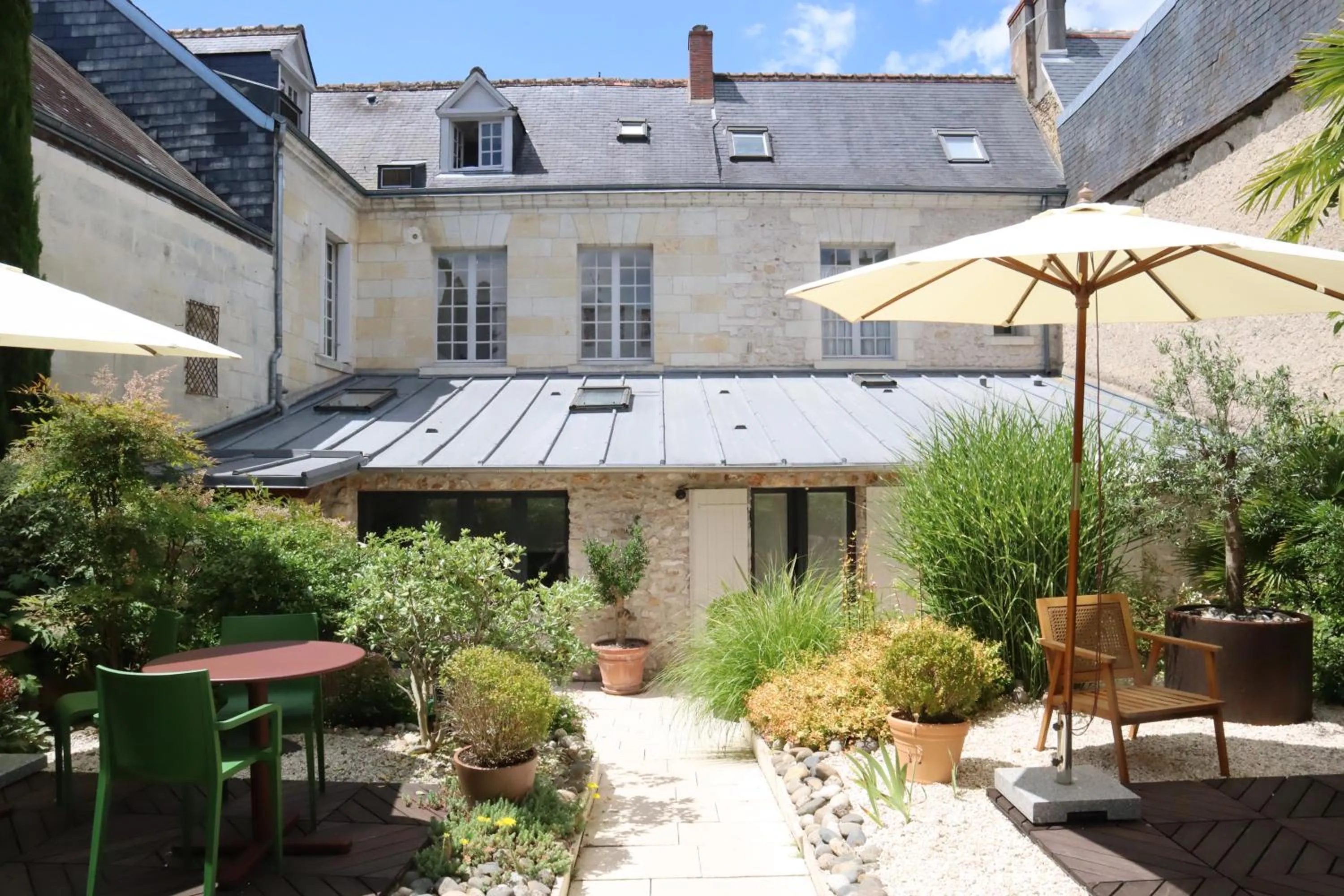Patio in Hôtel de Biencourt