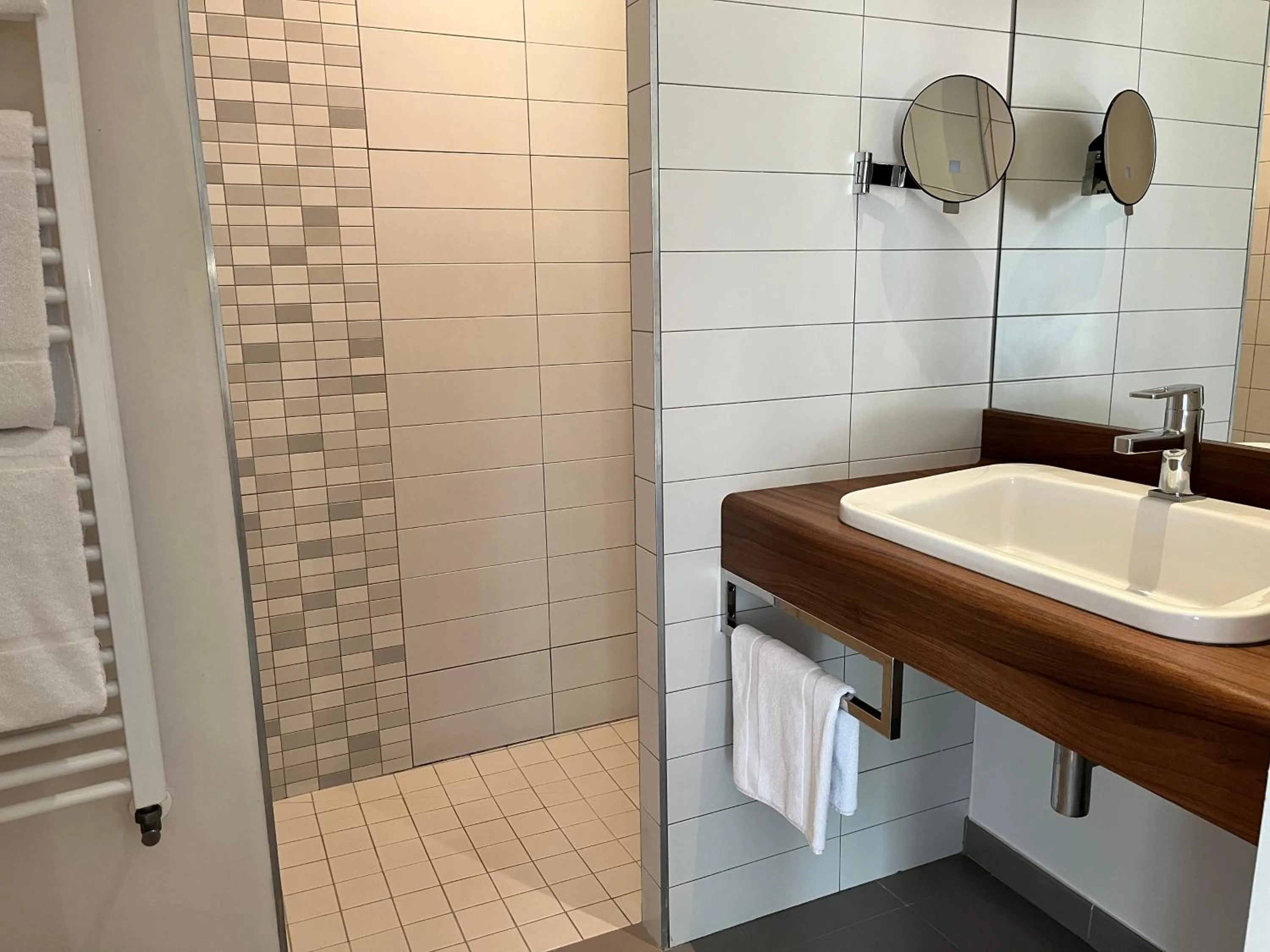 Shower in Hôtel de Biencourt