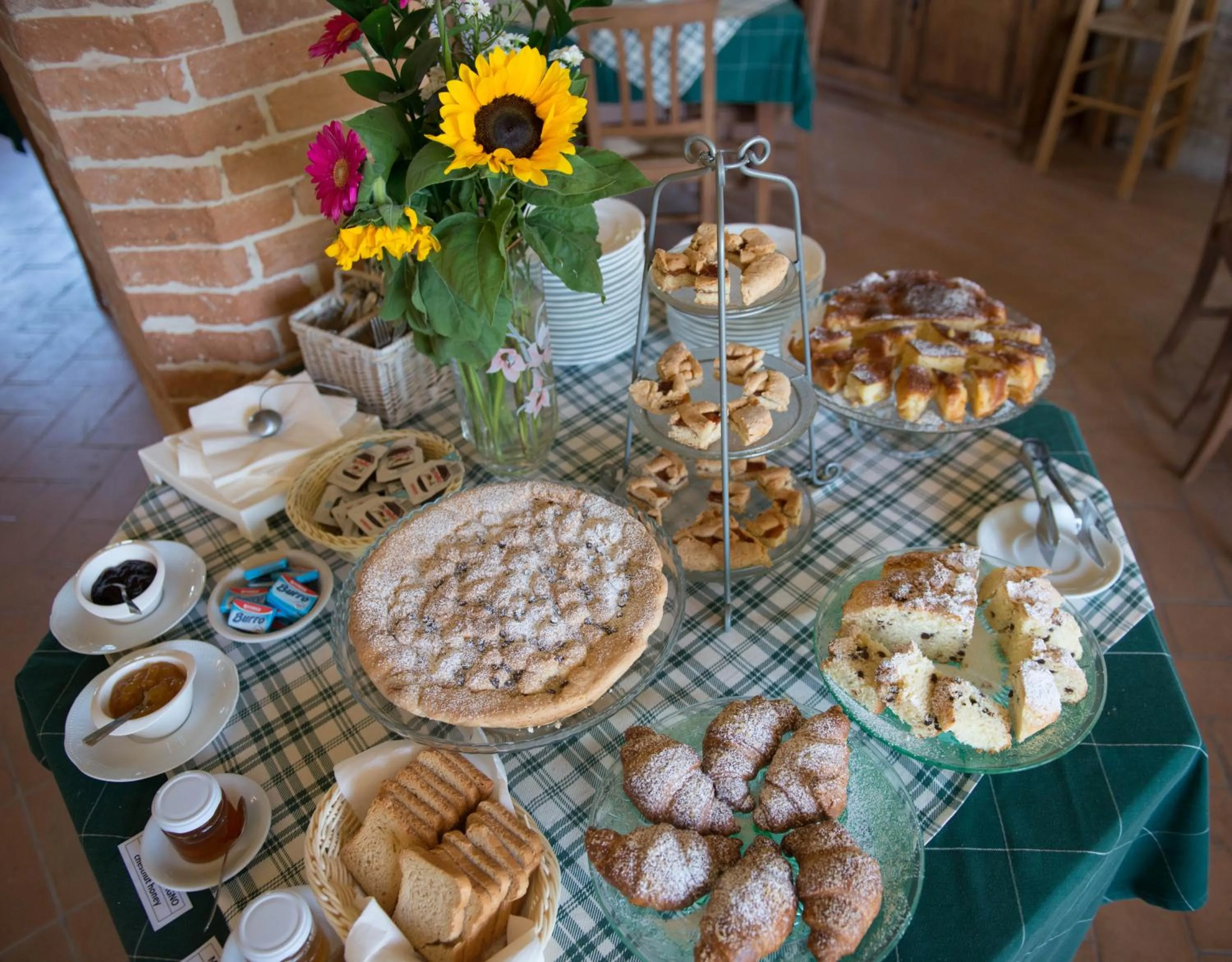 Italian breakfast in Parco Ducale Country House