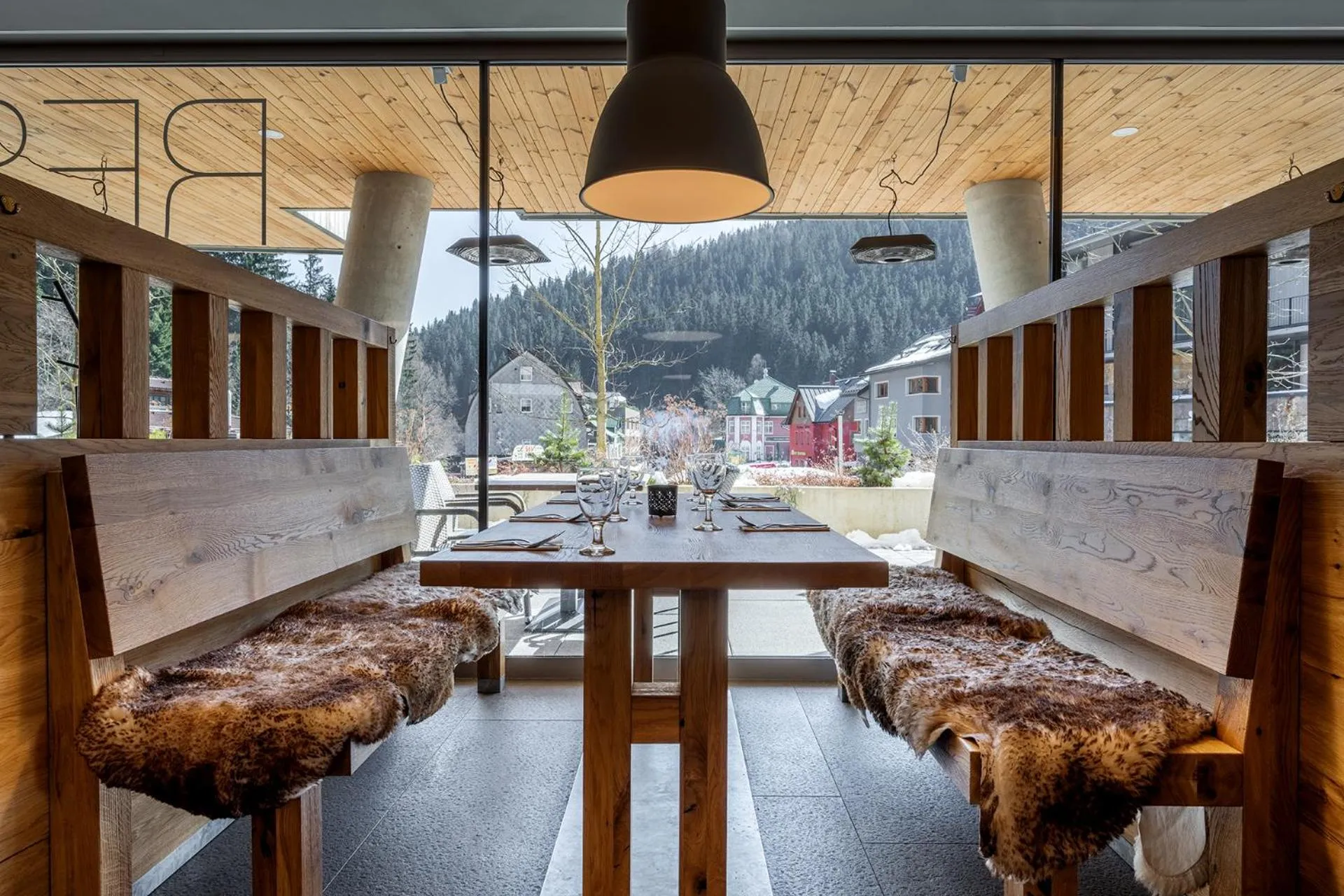 Restaurant/places to eat in HOTEL PECR DEEP