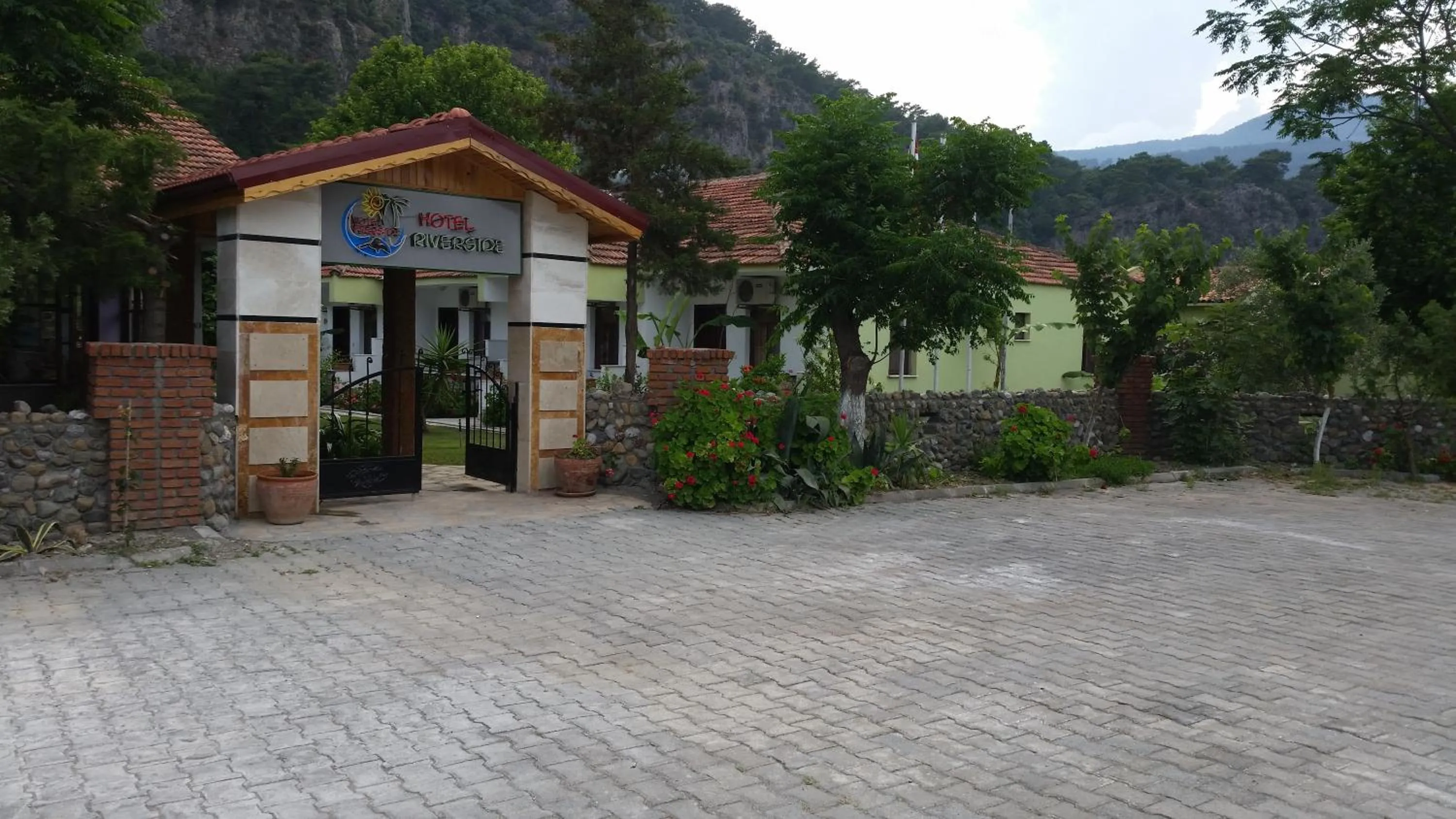 Facade/entrance in Hotel Riverside