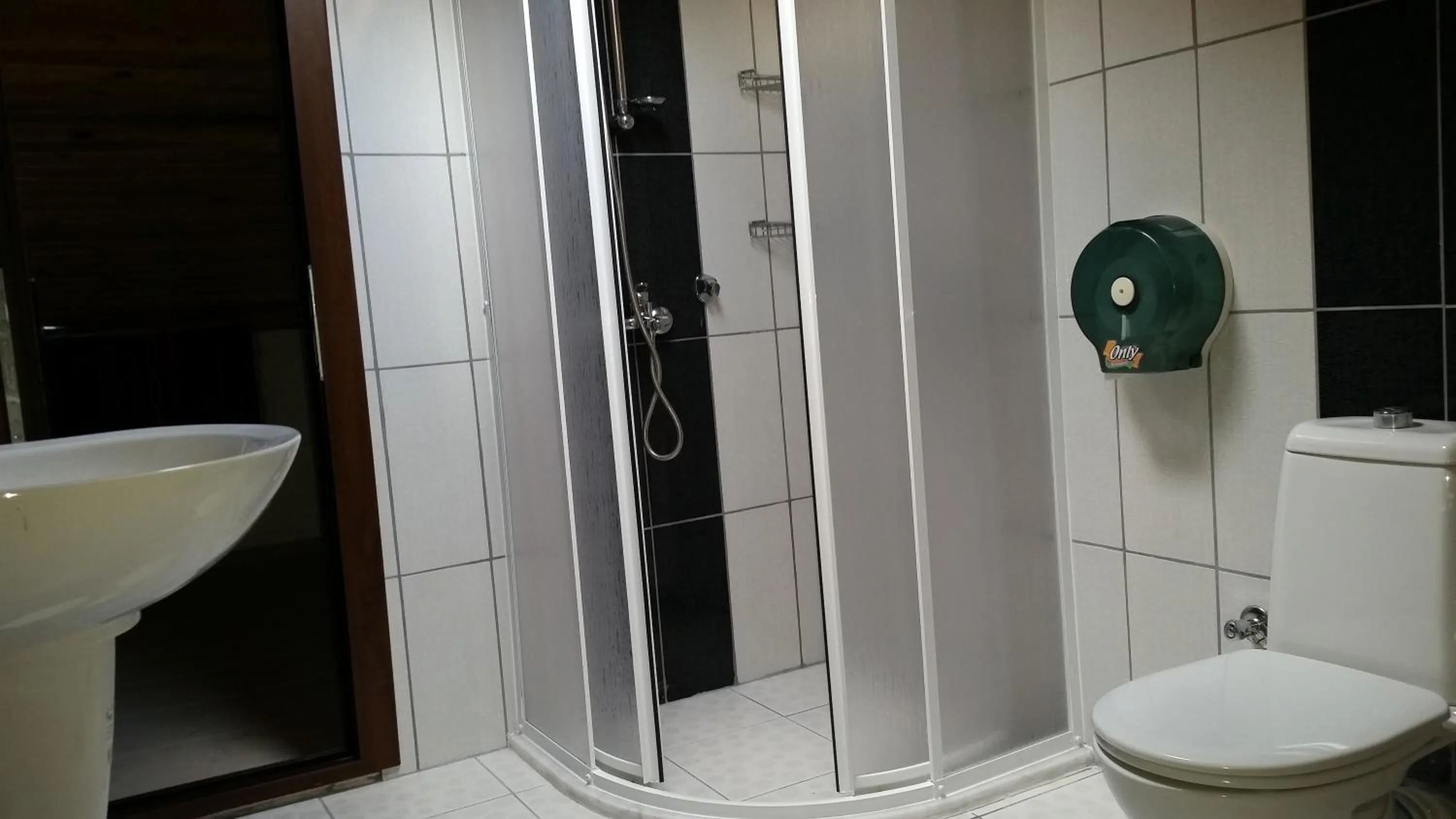 Shower in Hotel Riverside