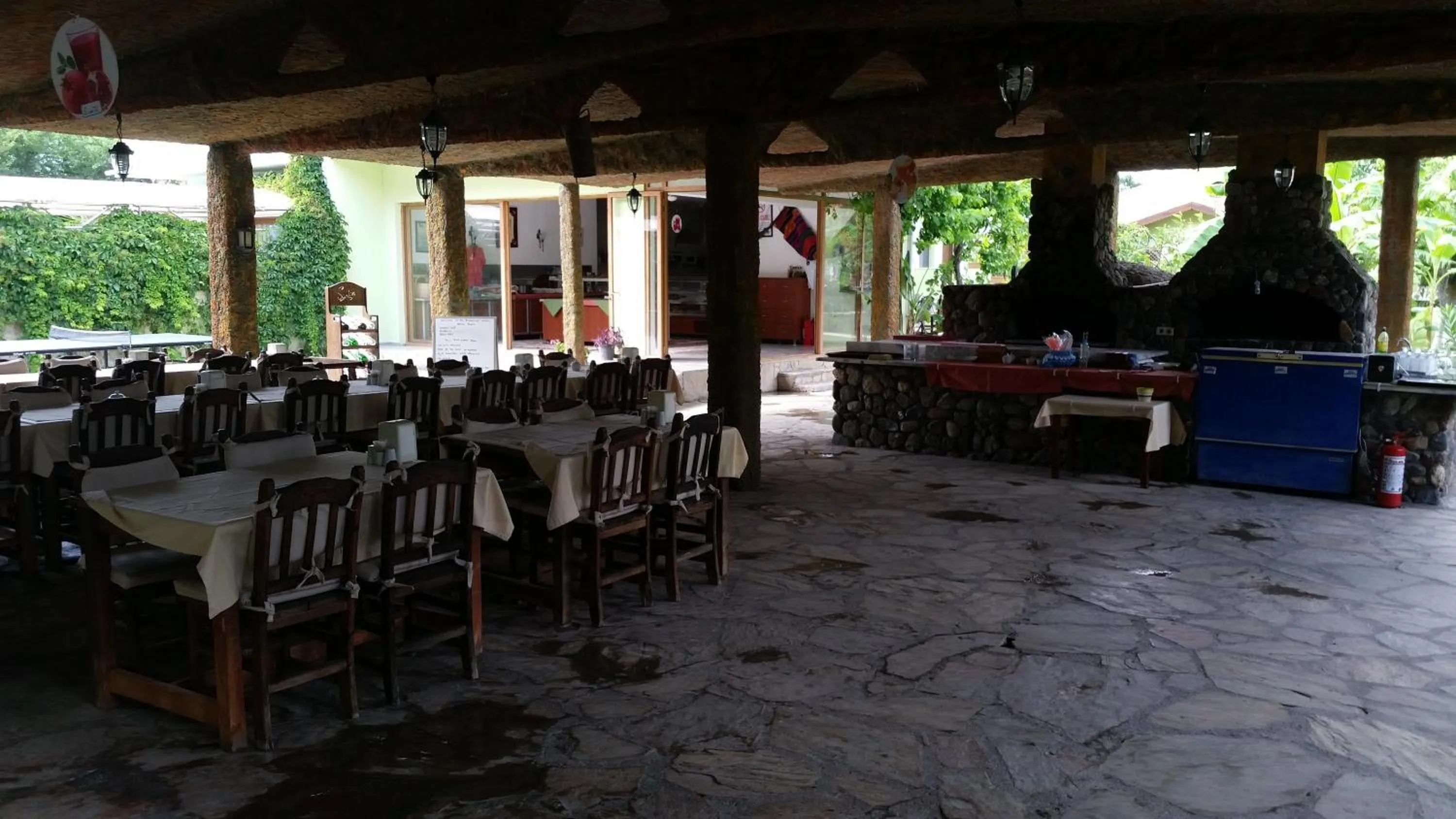 Restaurant/places to eat in Hotel Riverside