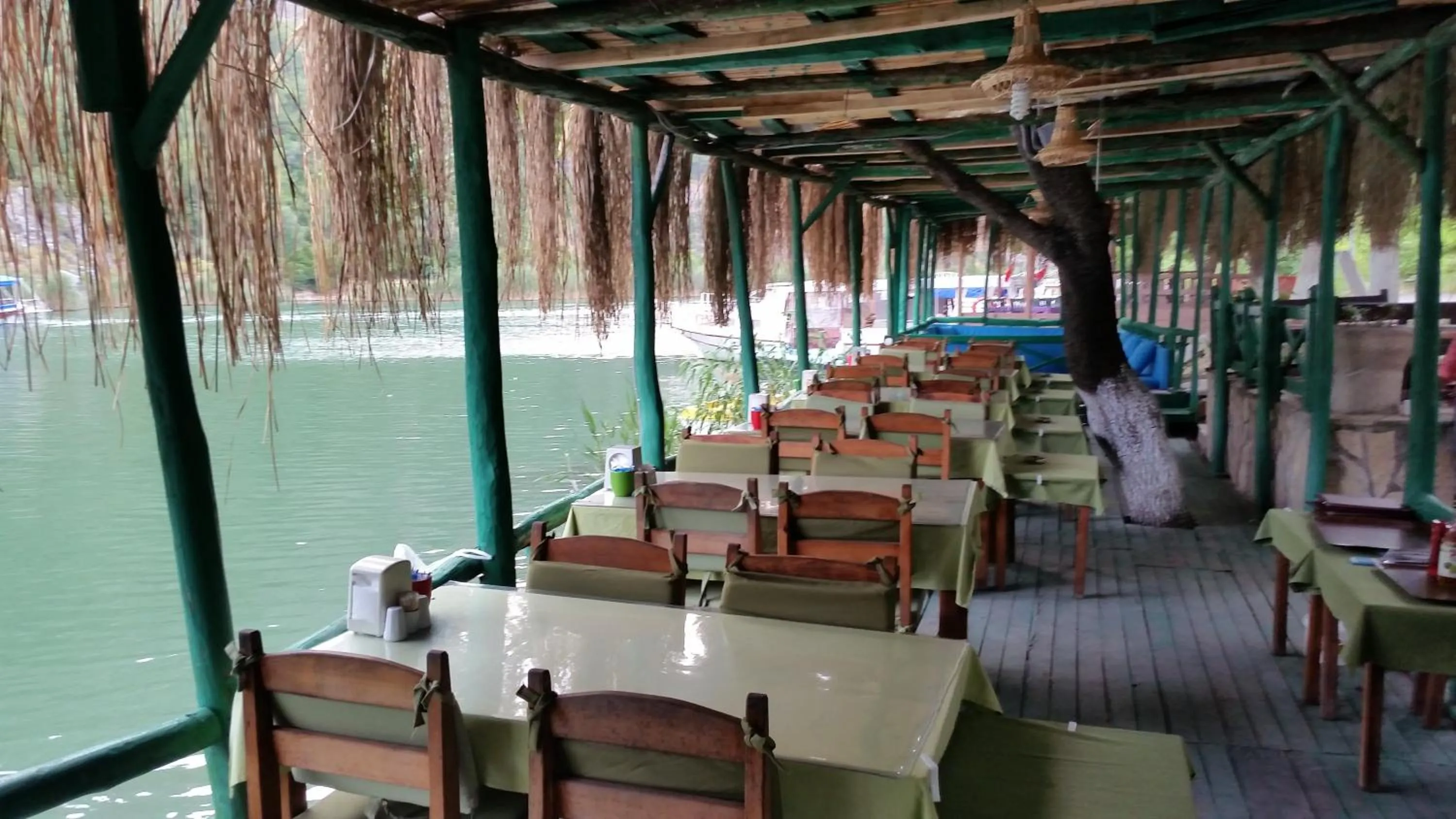 Restaurant/places to eat in Hotel Riverside