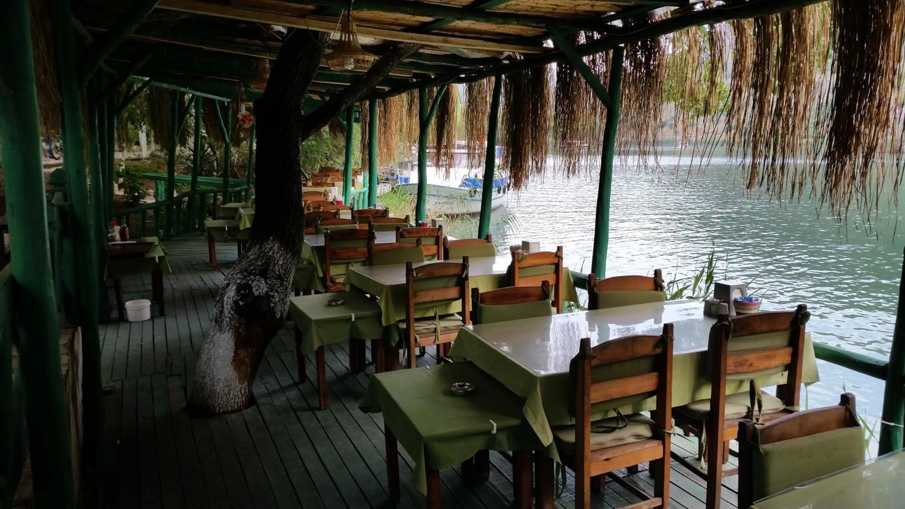 Restaurant/places to eat in Hotel Riverside