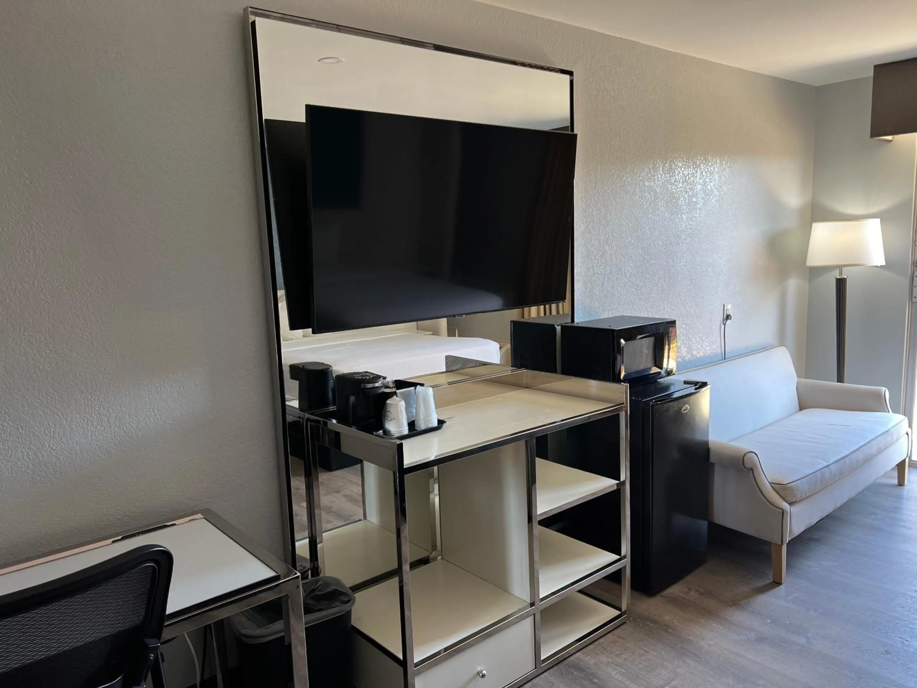 TV and multimedia, Bed in Hotel Calle Joaquin - San Luis Obispo