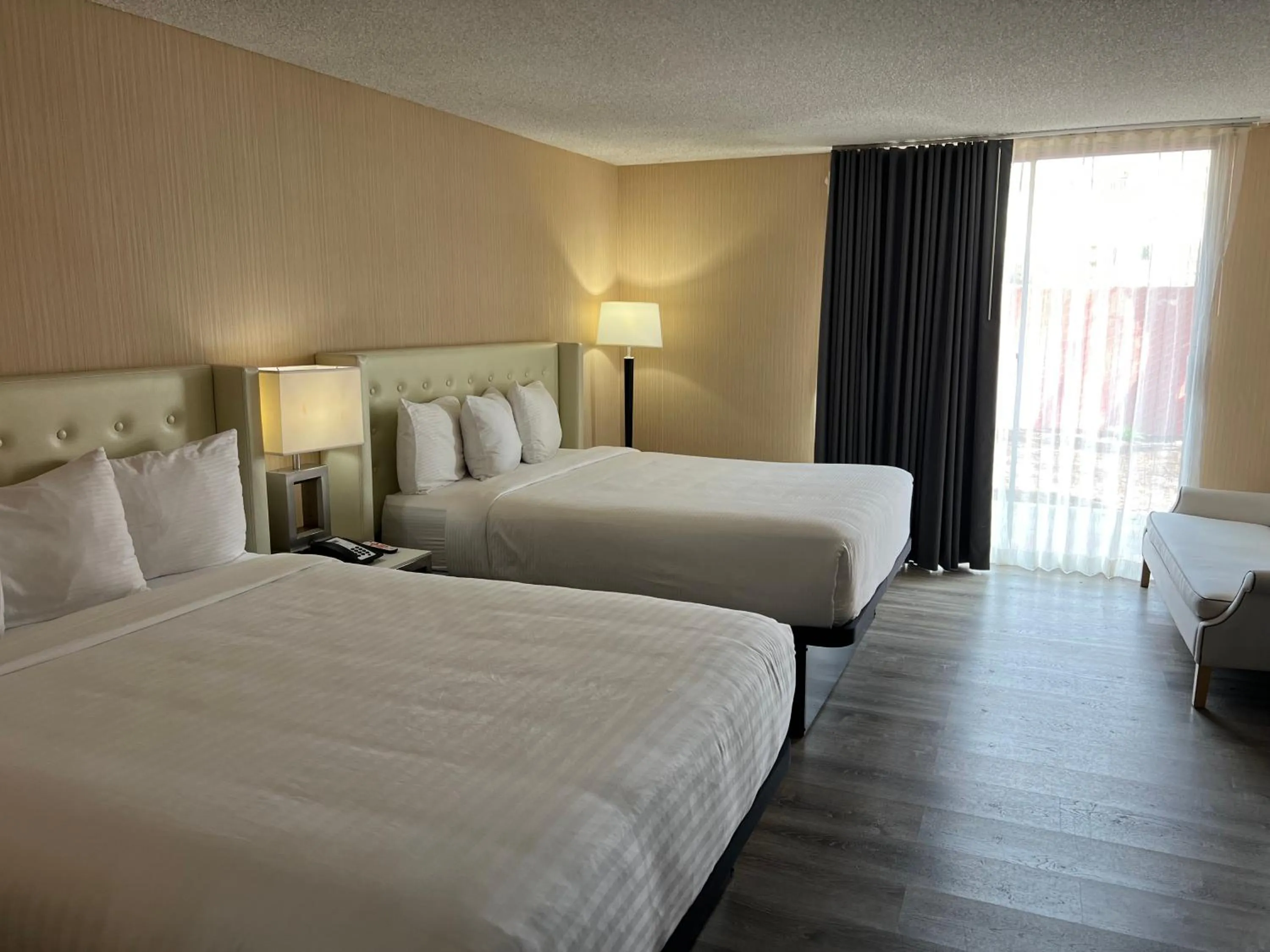 Bed in Hotel Calle Joaquin - San Luis Obispo