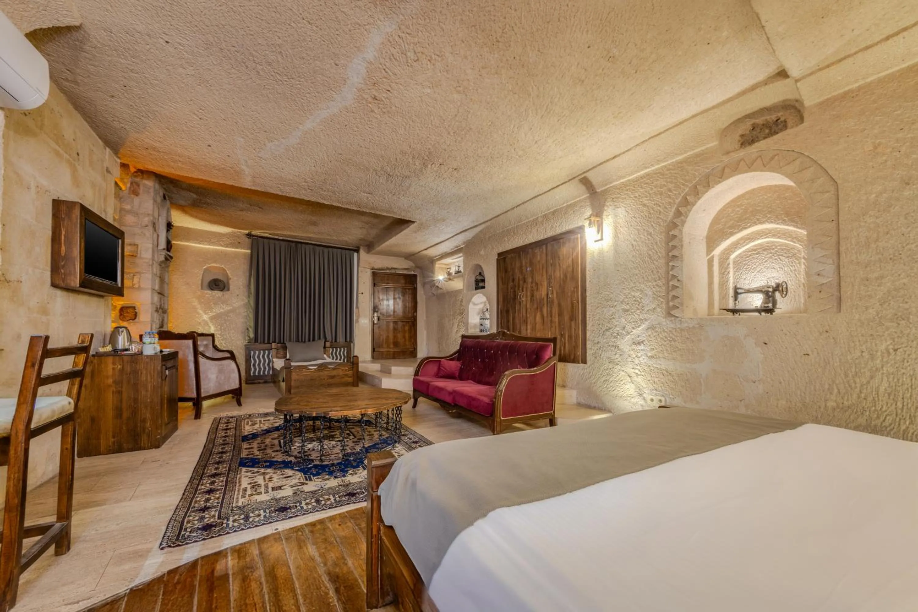 Communal lounge/ TV room, Bed in Castle Cave Hotel