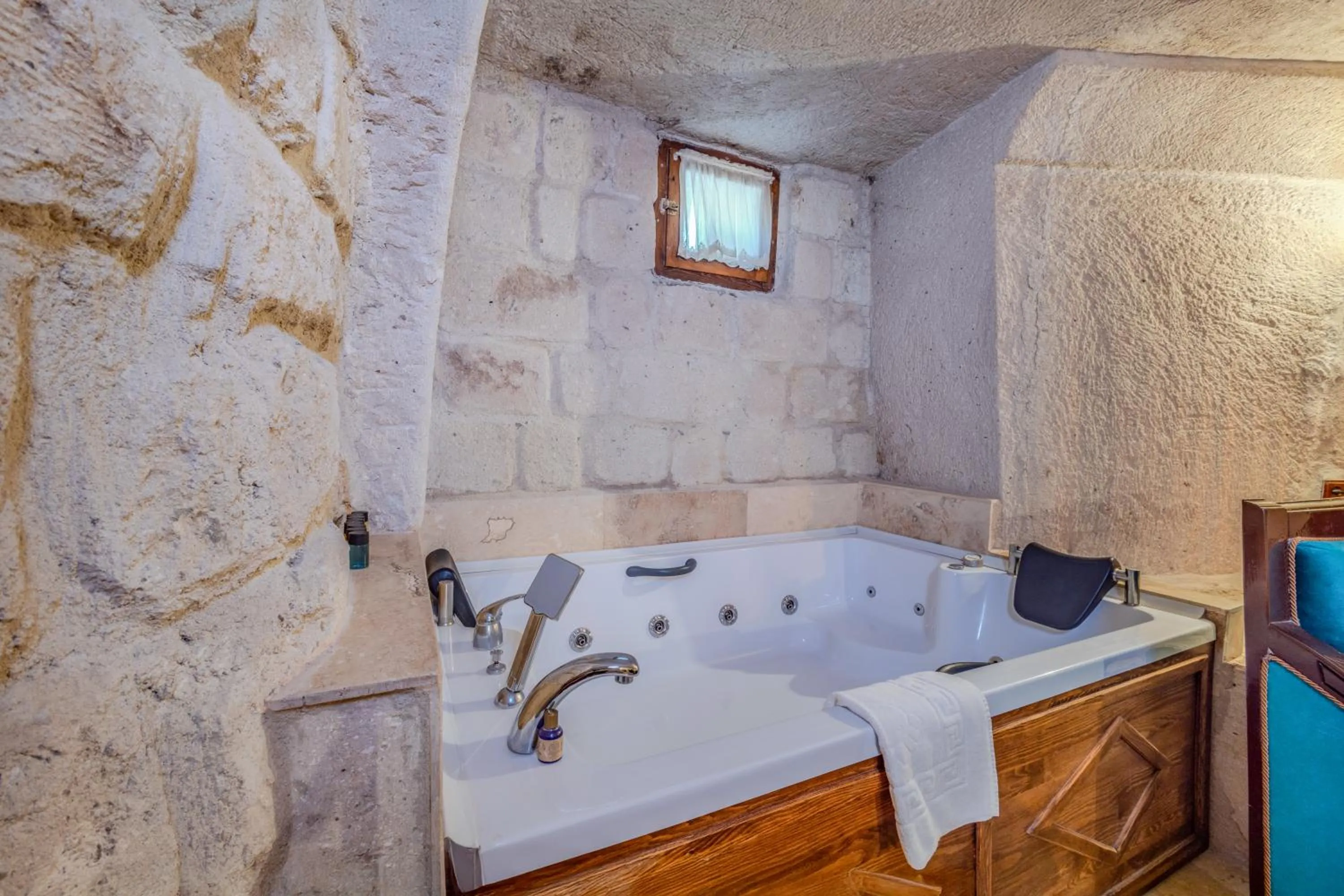 Hot Tub in Castle Cave Hotel