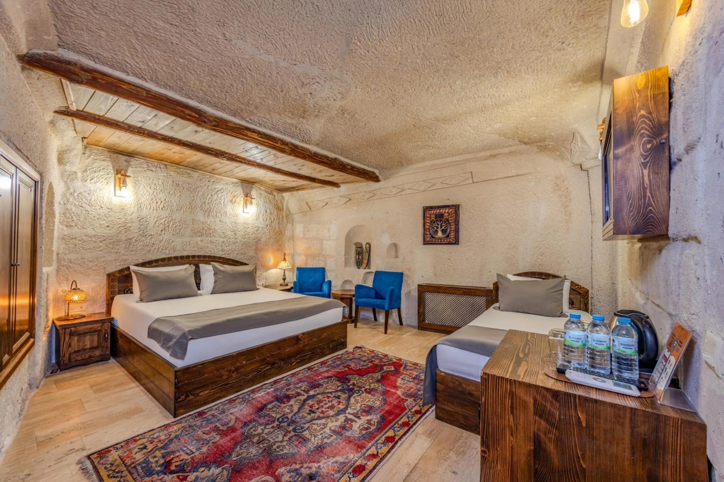 Photo of the whole room, Bed in Castle Cave Hotel