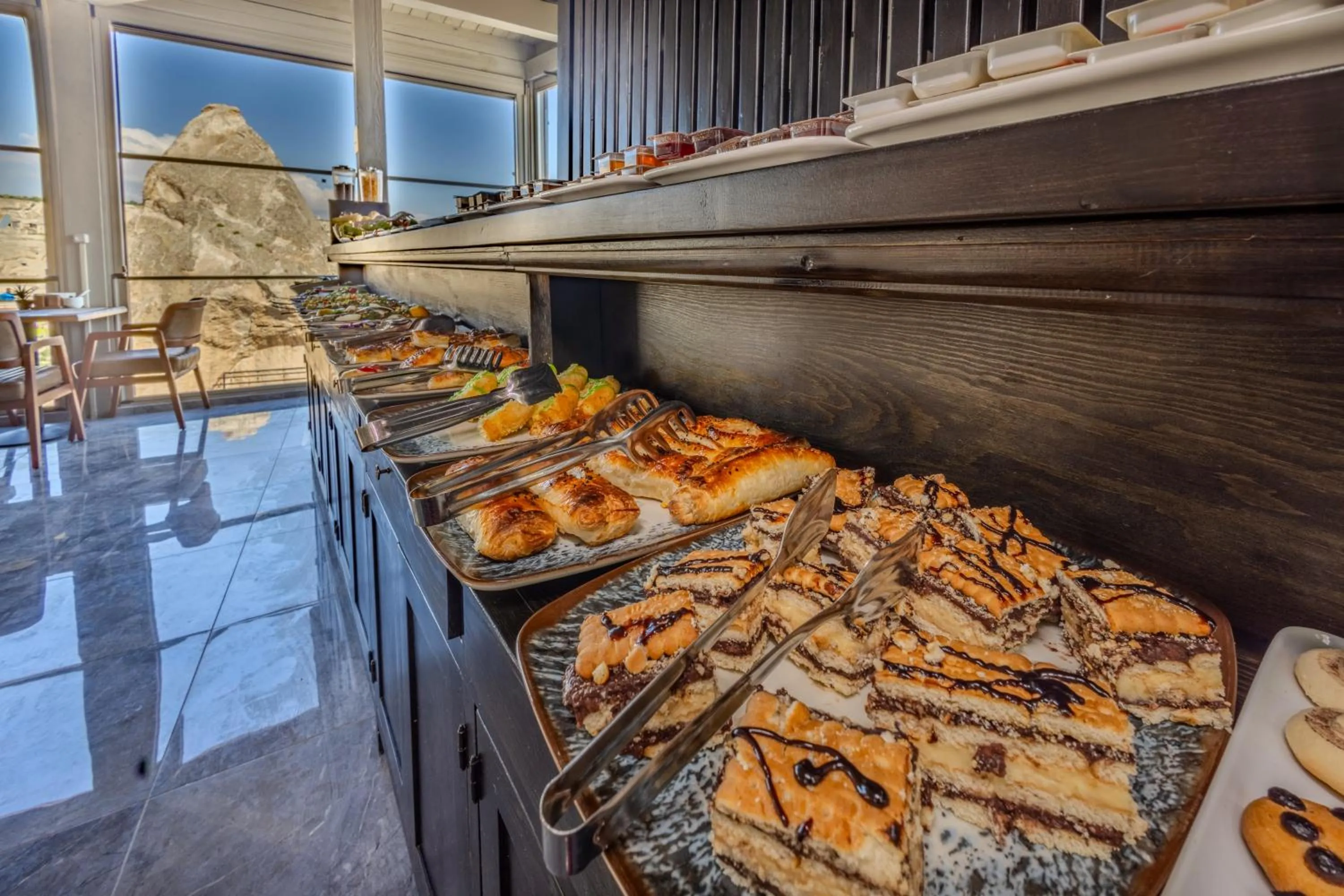 Restaurant/places to eat in Castle Cave Hotel