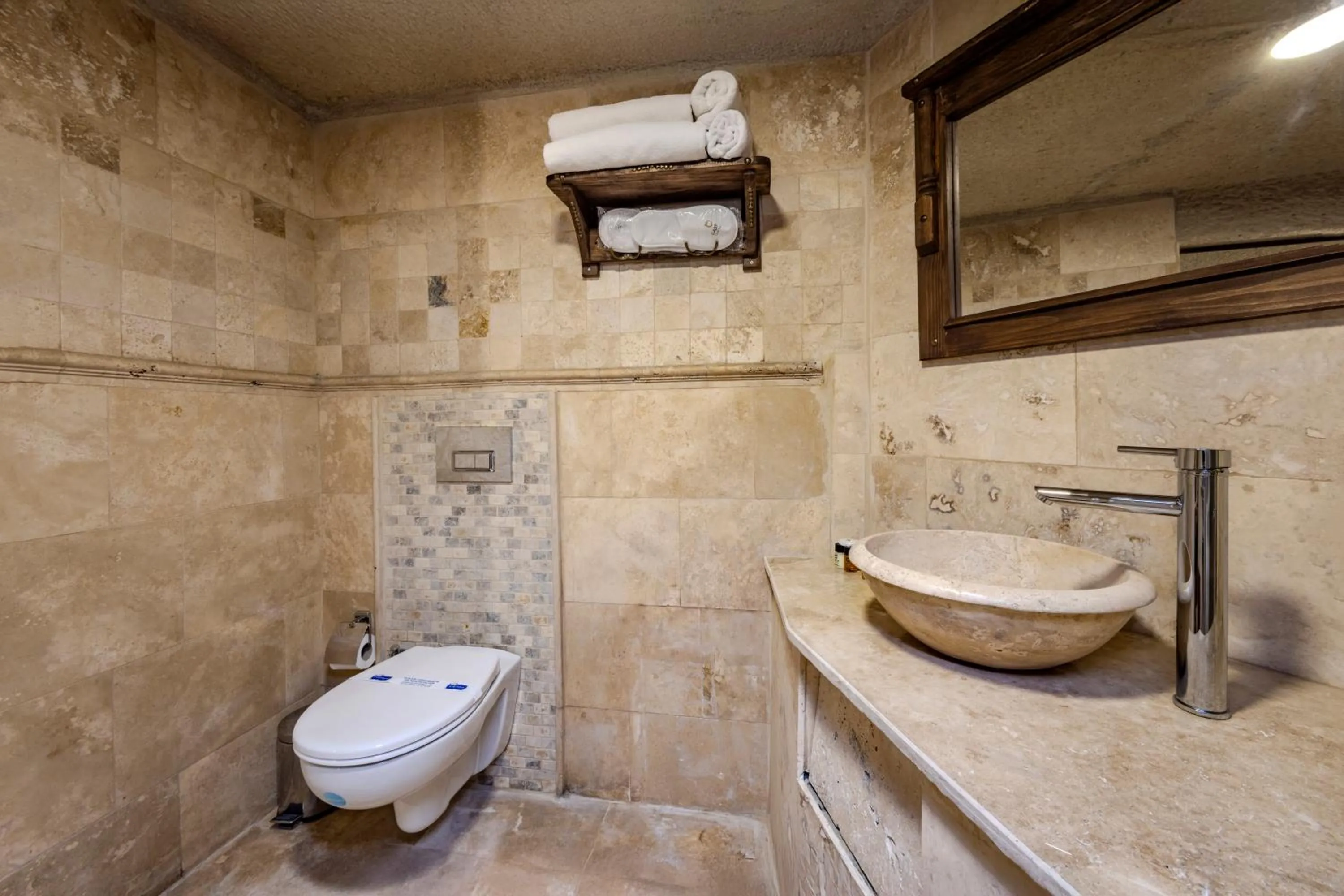Toilet in Castle Cave Hotel