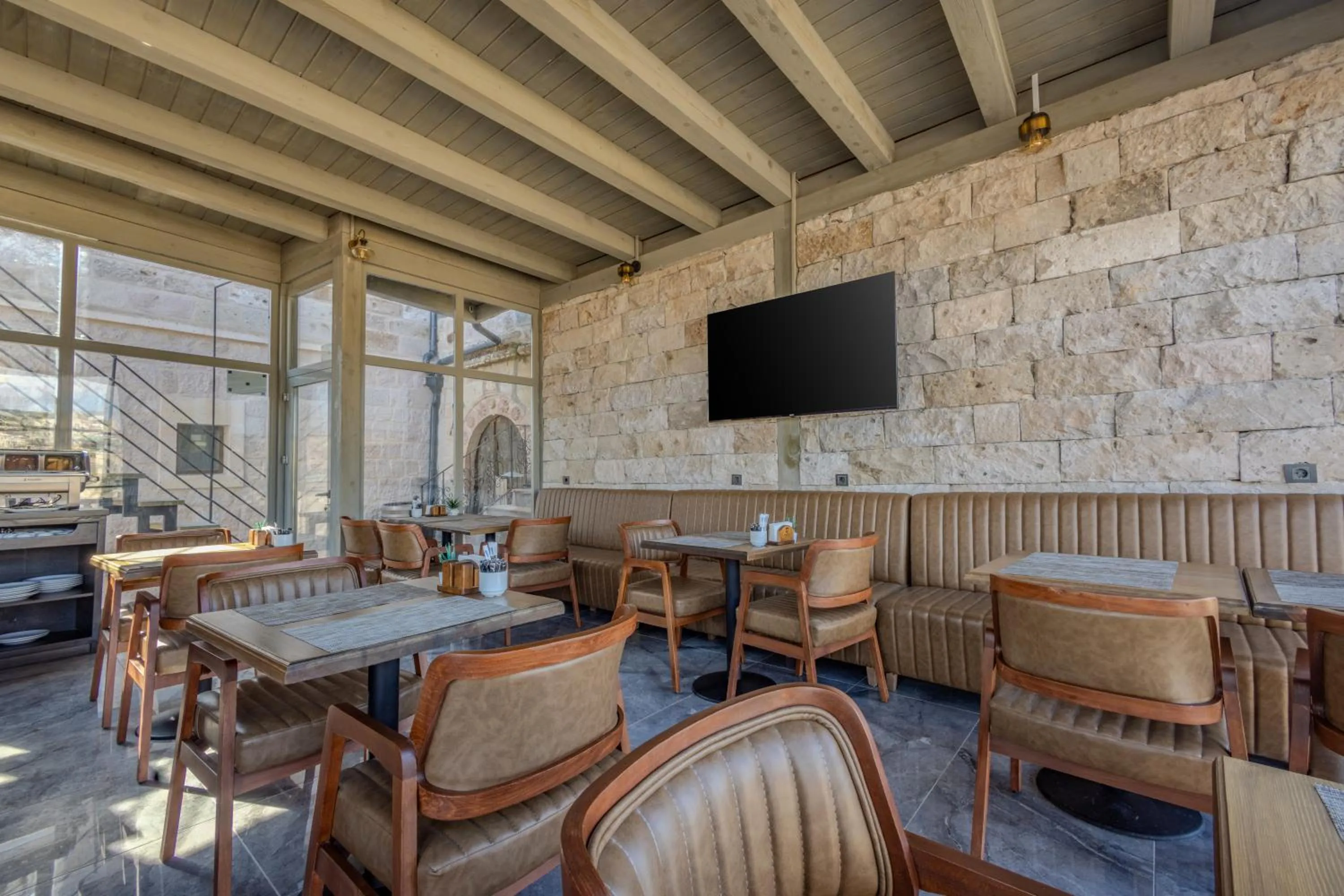 Communal lounge/ TV room in Castle Cave Hotel