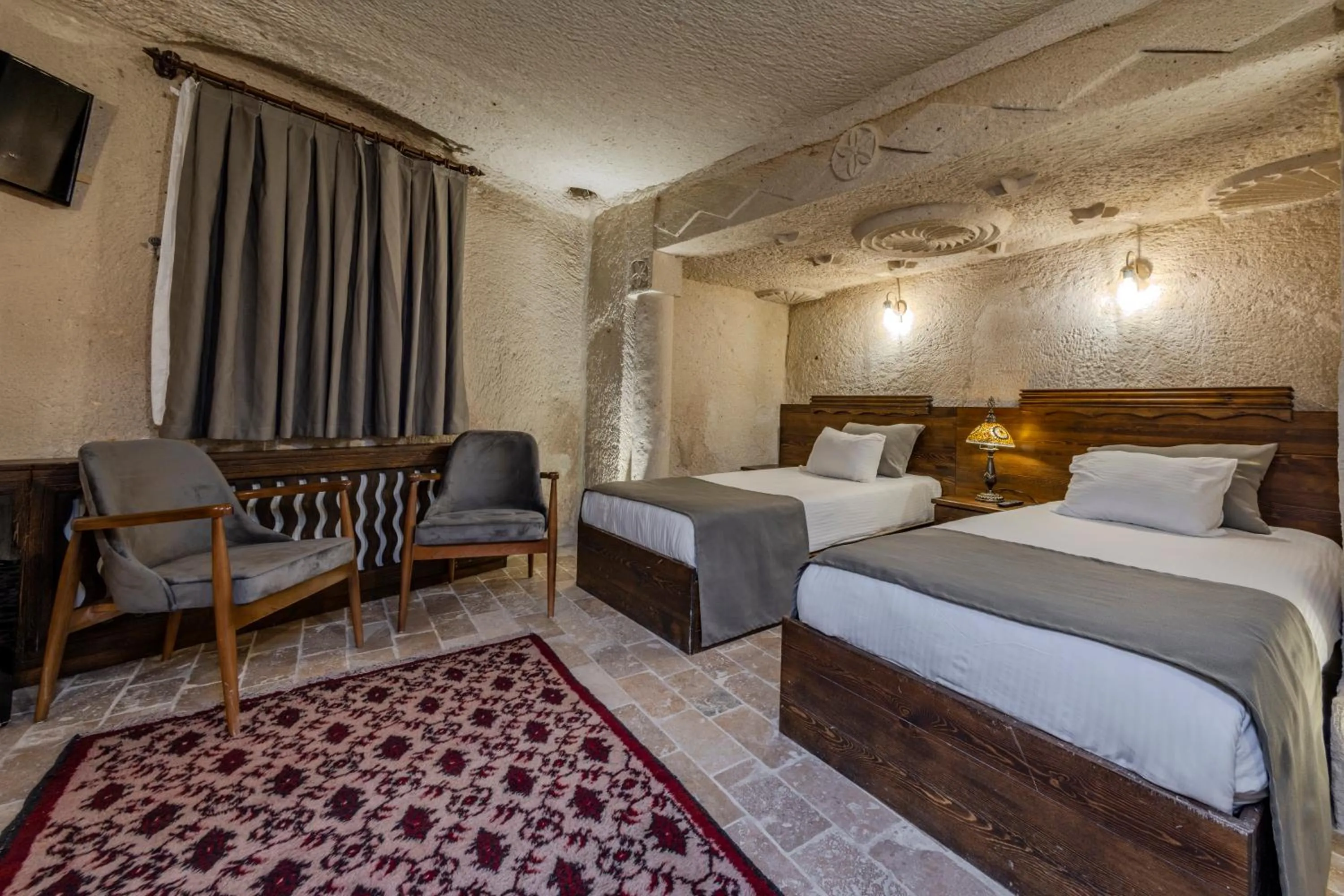 Seating area, Bed in Castle Cave Hotel