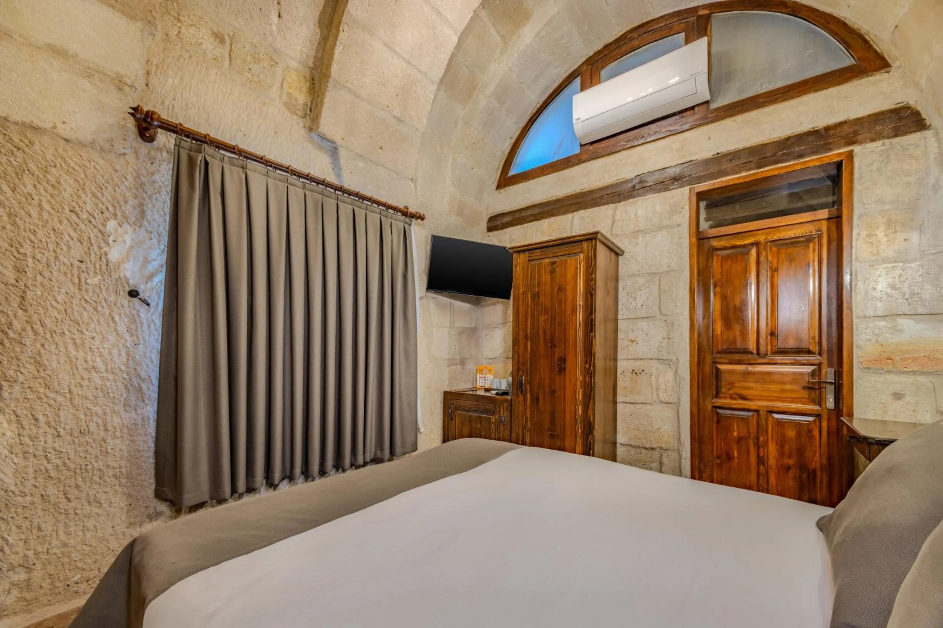 TV and multimedia, Bed in Castle Cave Hotel