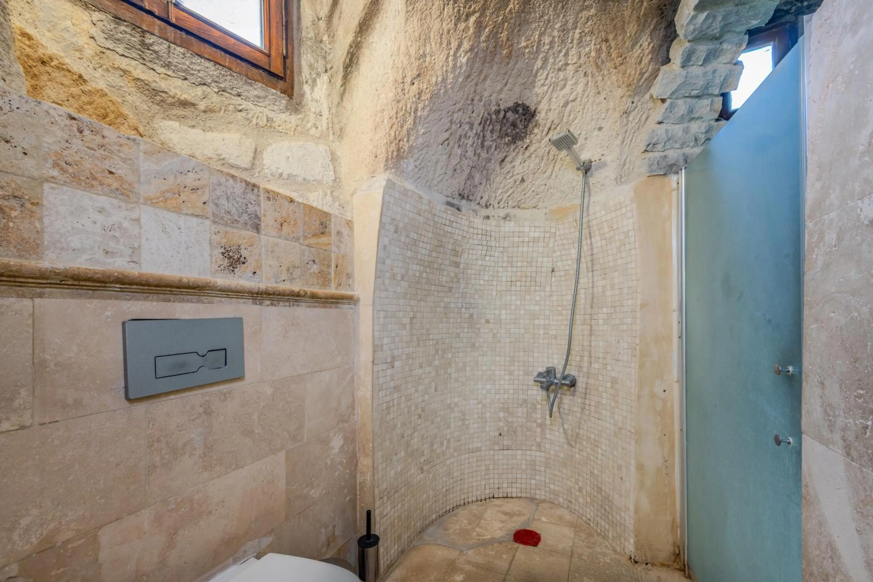 Shower in Castle Cave Hotel