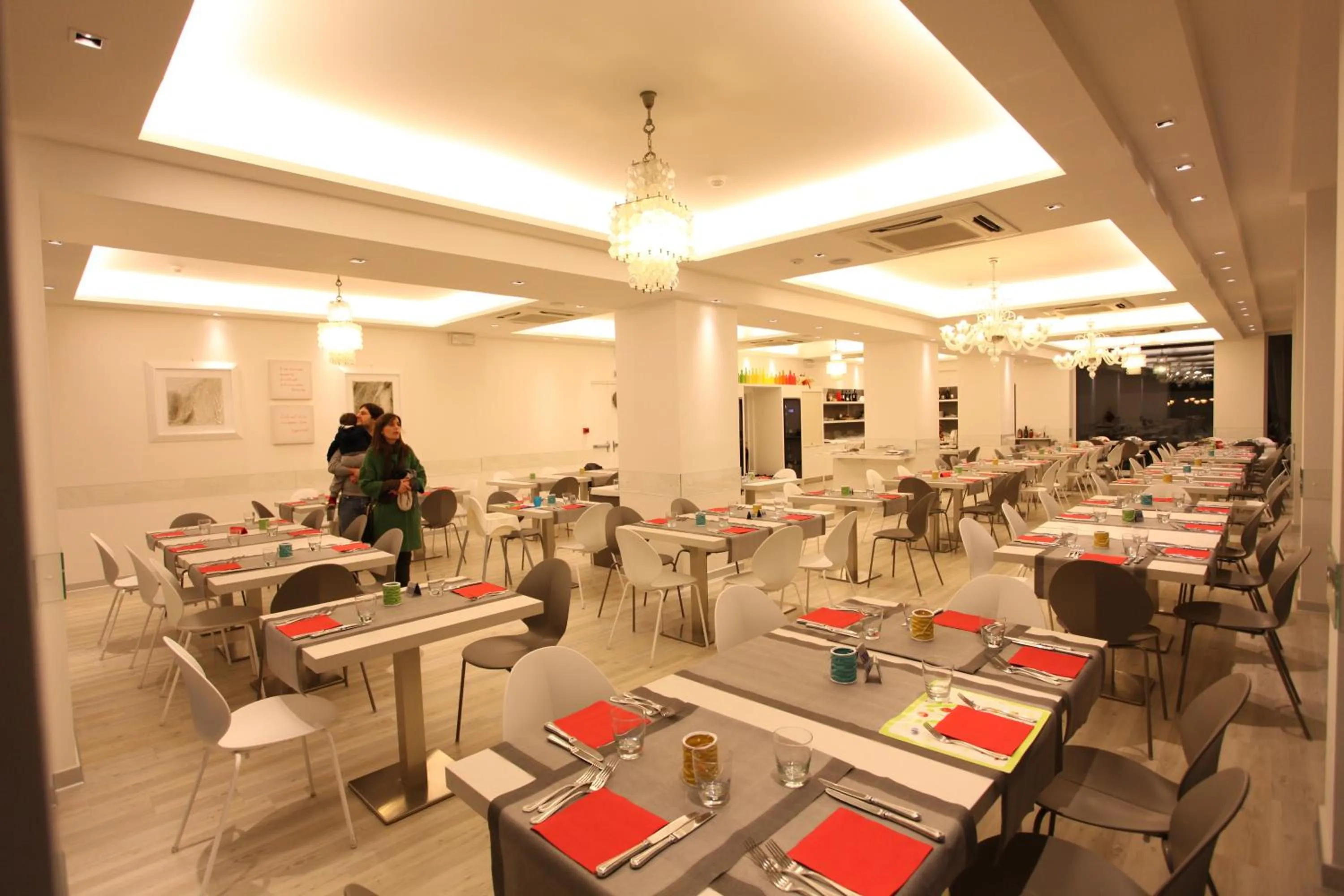 Restaurant/places to eat in Hotel Fantasy