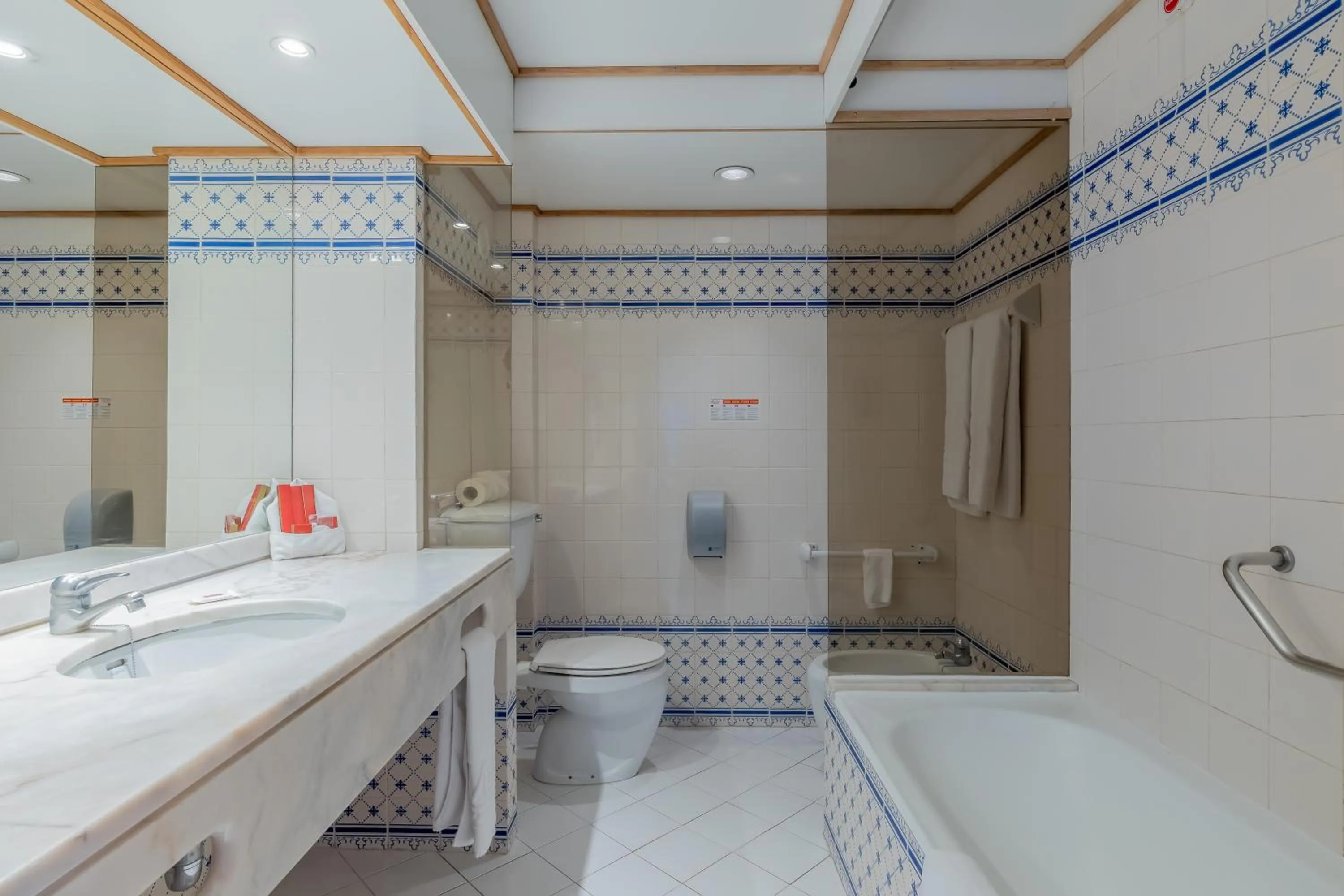 Toilet in Muthu Oura Praia Hotel