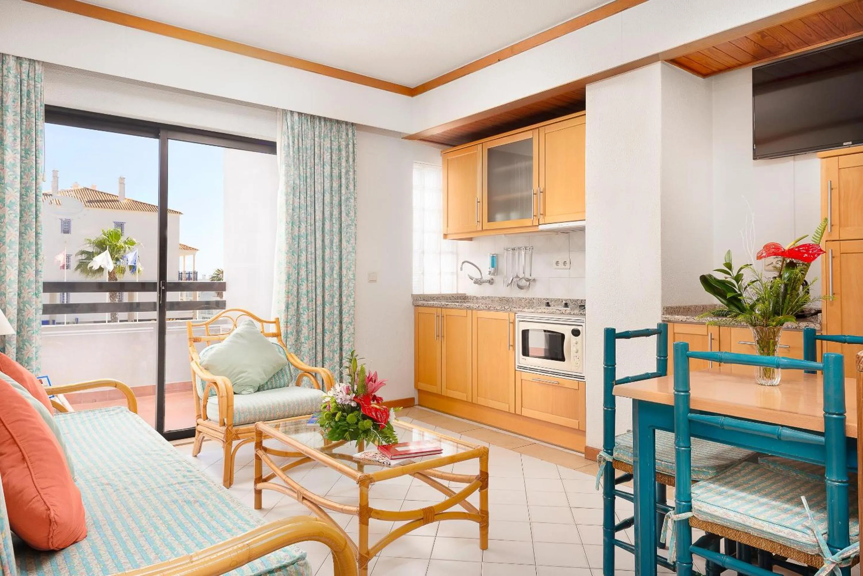 Kitchen or kitchenette in Muthu Oura Praia Hotel