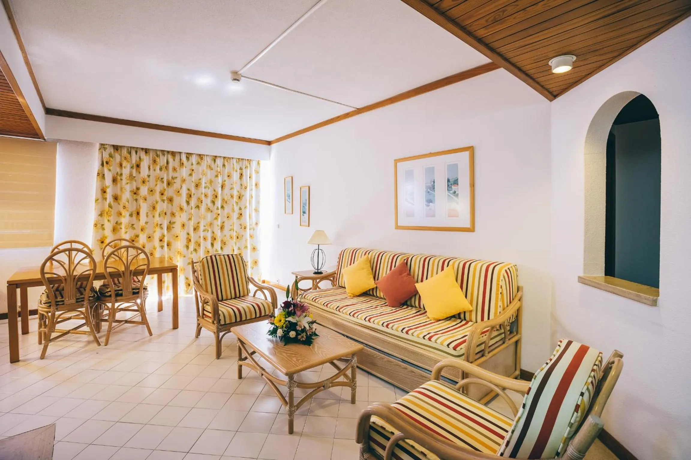 Living room in Muthu Oura Praia Hotel