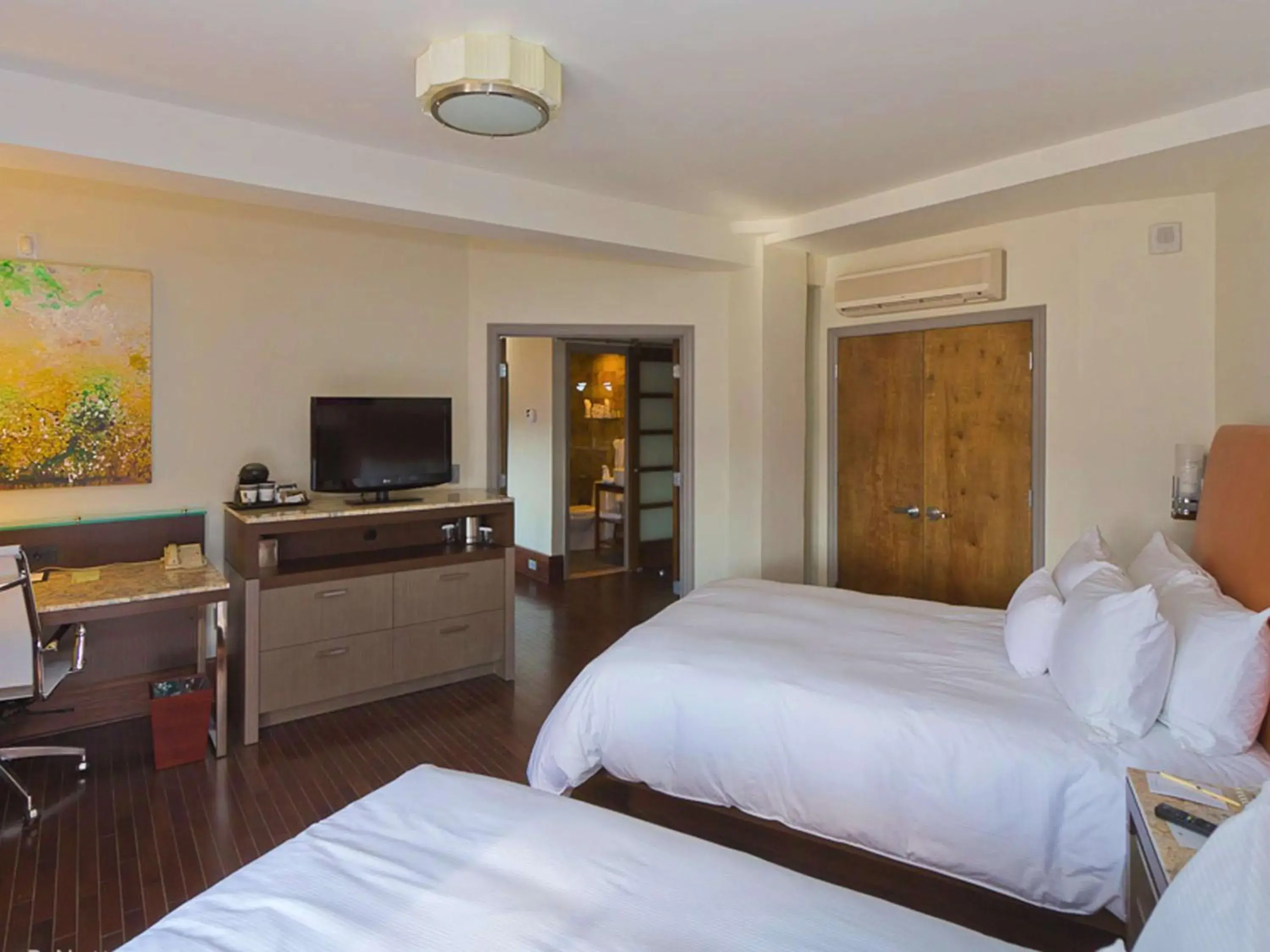 Junior Suite in The Tudor Arms Hotel Cleveland - a DoubleTree by Hilton Junior Suite in The Tudor Arms Hotel Cleveland - a DoubleTree by Hilton