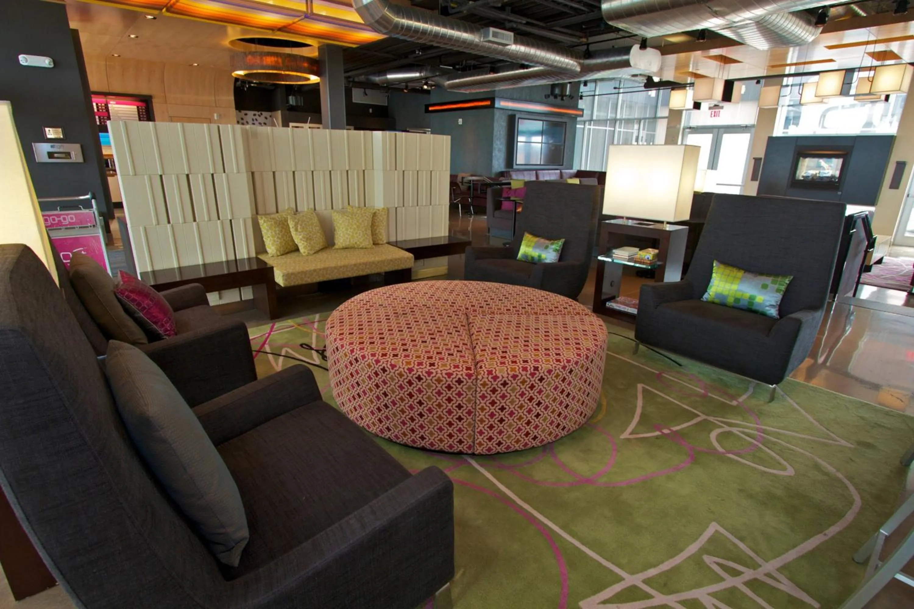 Lounge or bar in Aloft Tulsa