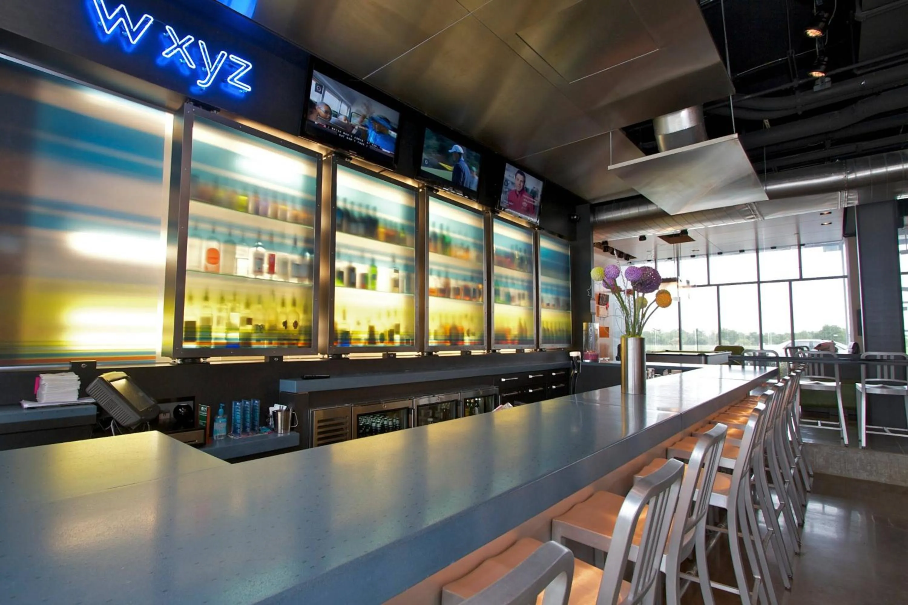 Lounge or bar in Aloft Tulsa