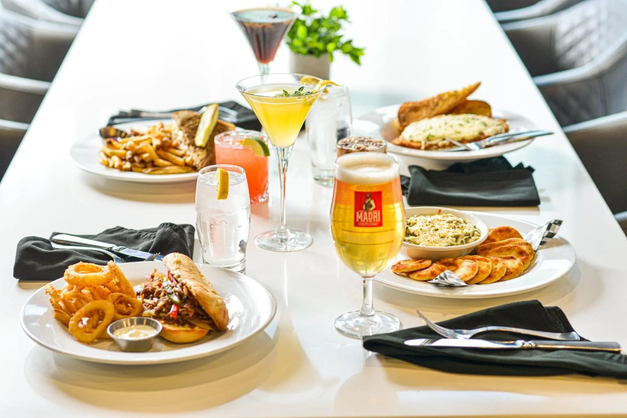 Restaurant/places to eat in Holiday Inn Sydney - Waterfront by IHG