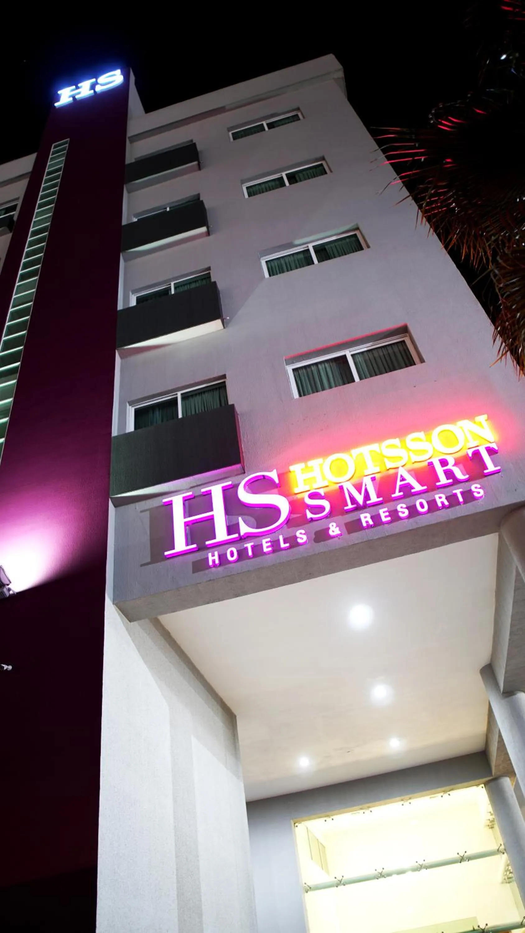 Property logo or sign in HS HOTSSON Smart León Centro Max