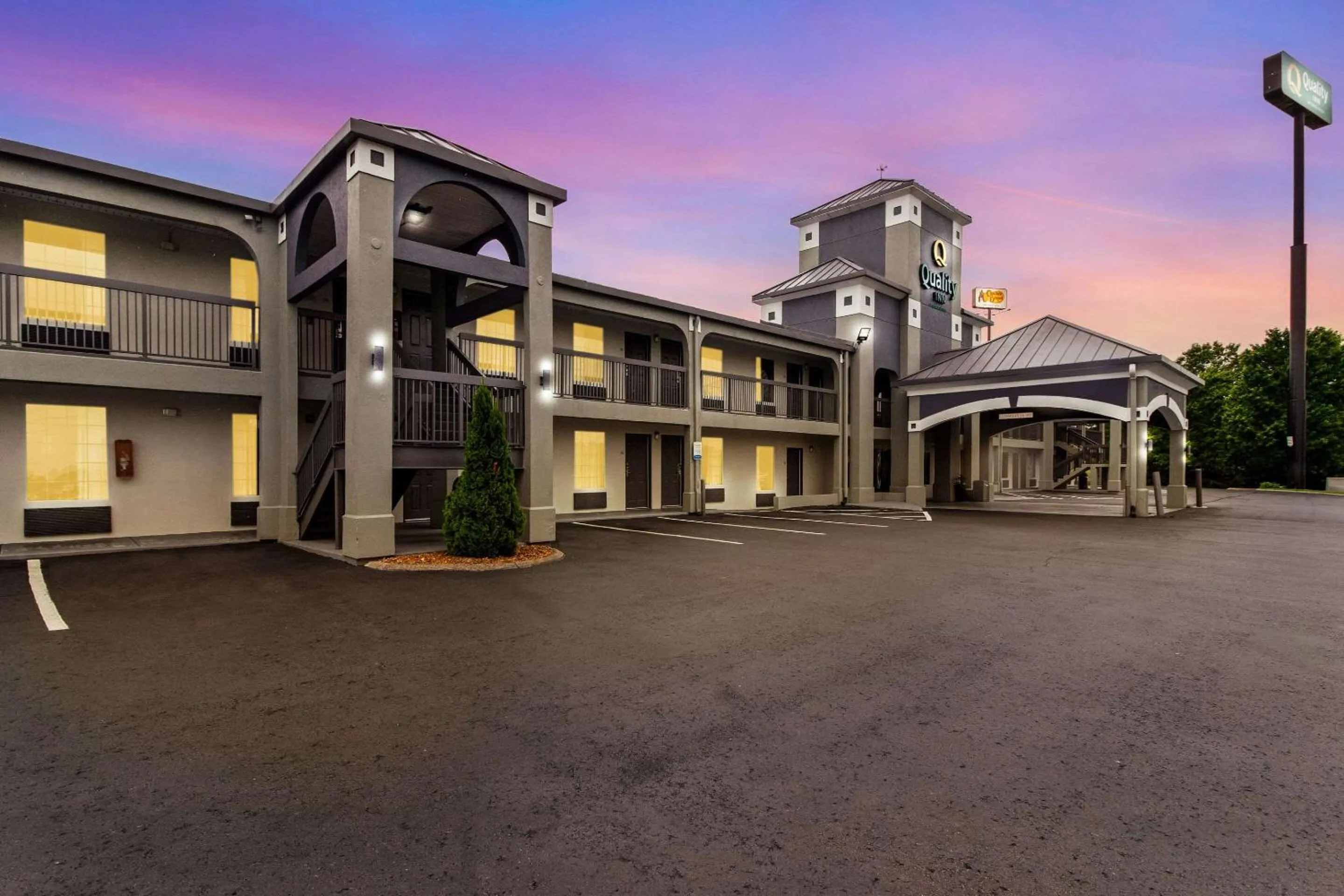 Property building in Quality Inn White House