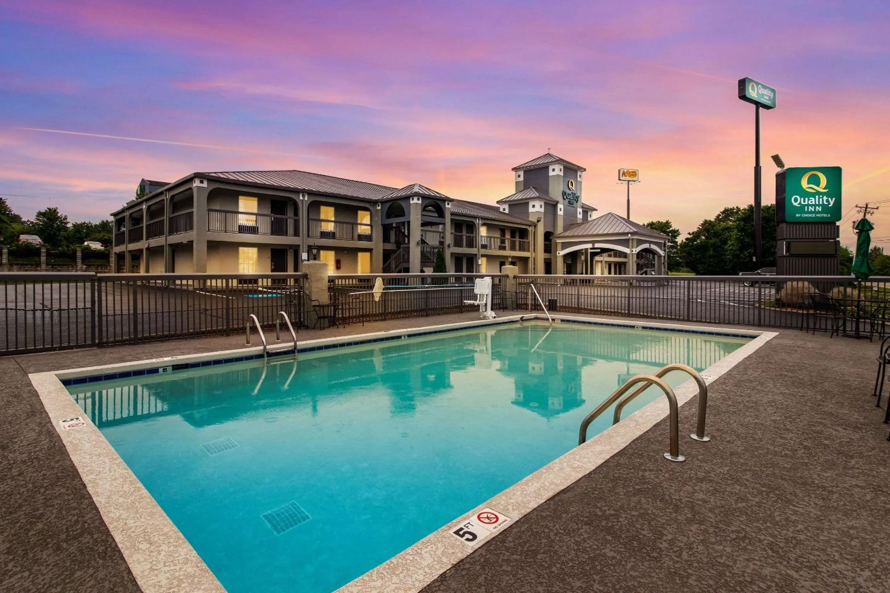 Swimming pool in Quality Inn White House