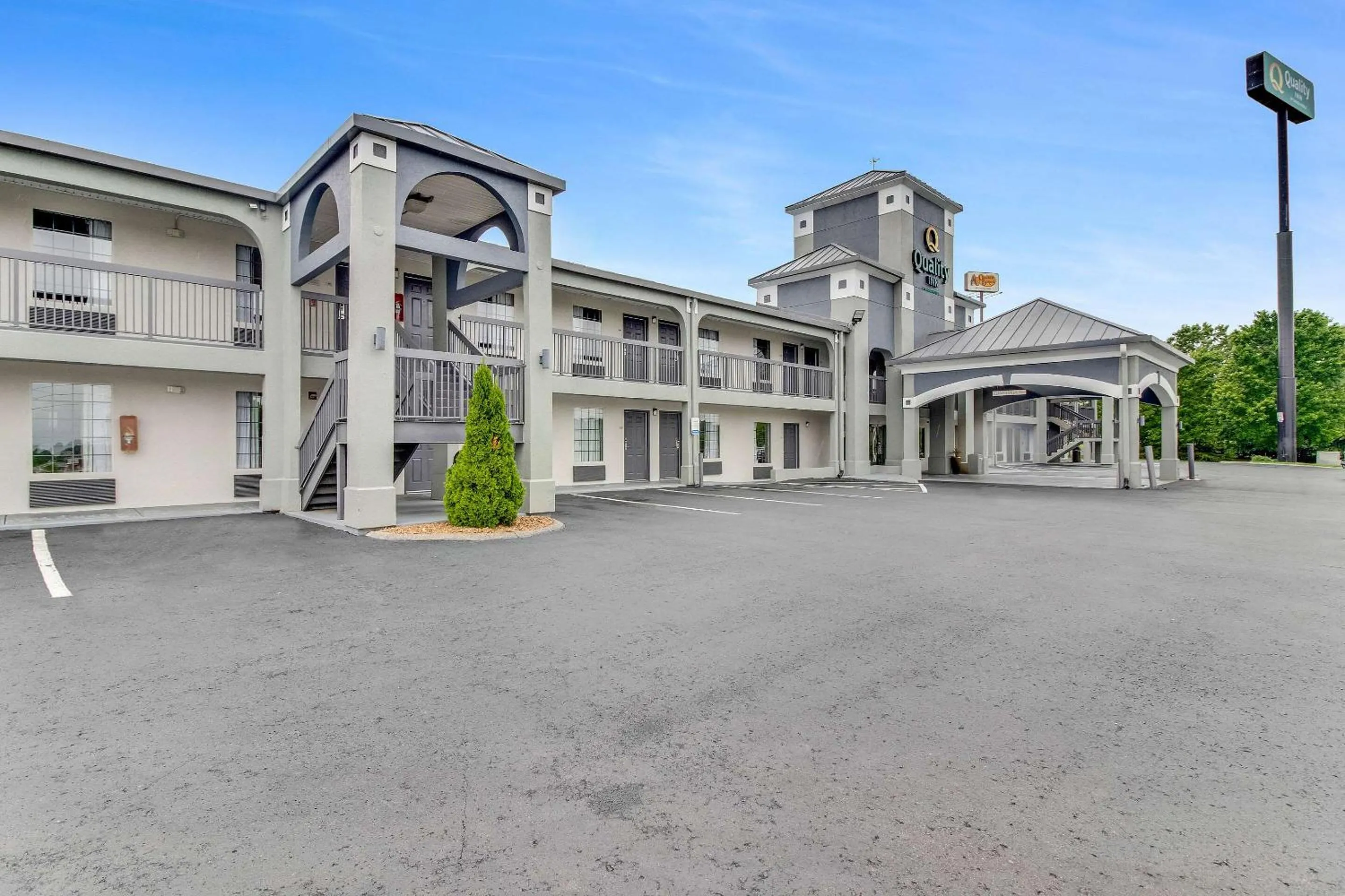 Property building in Quality Inn White House