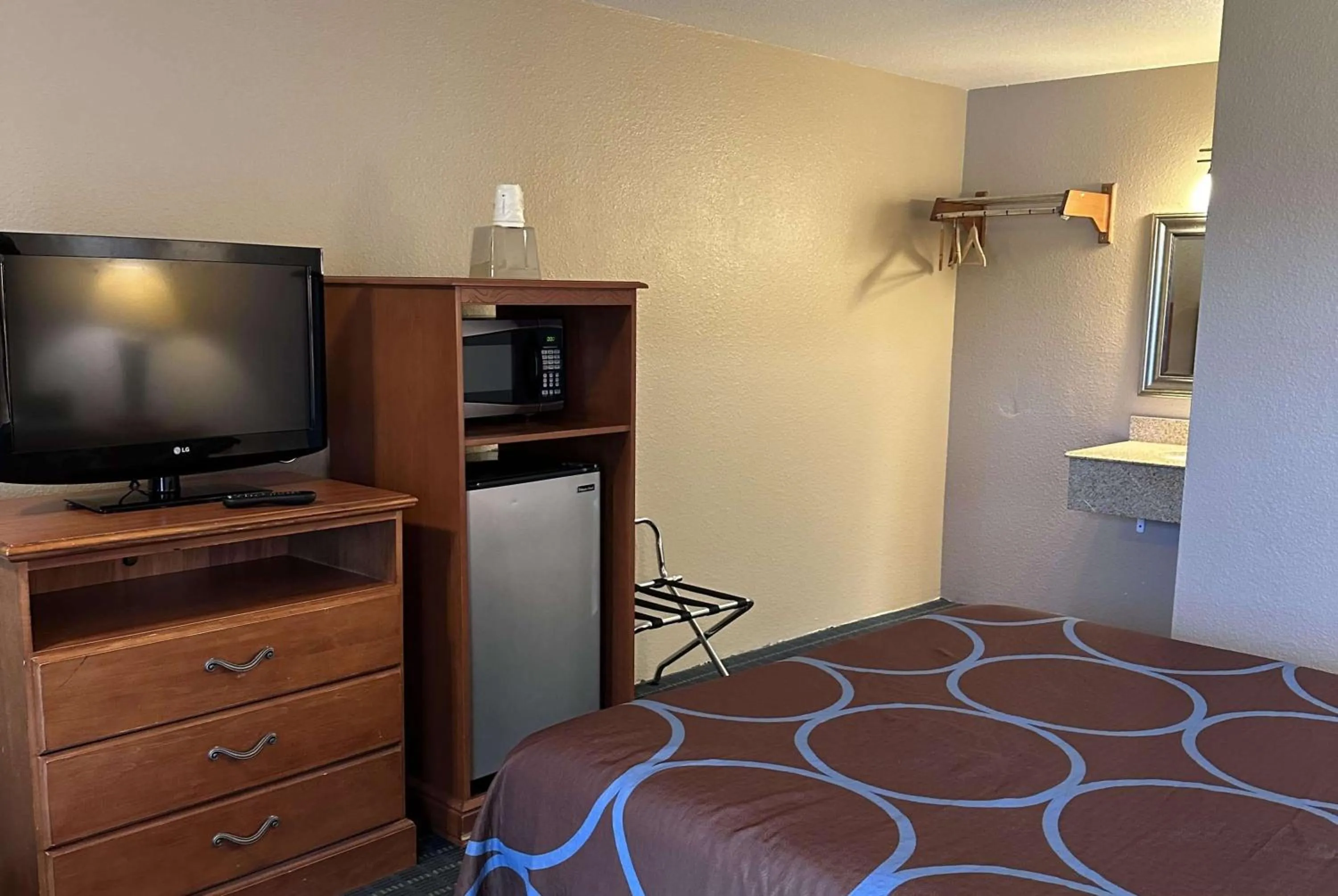 Photo of the whole room in Super 8 by Wyndham Vancouver East