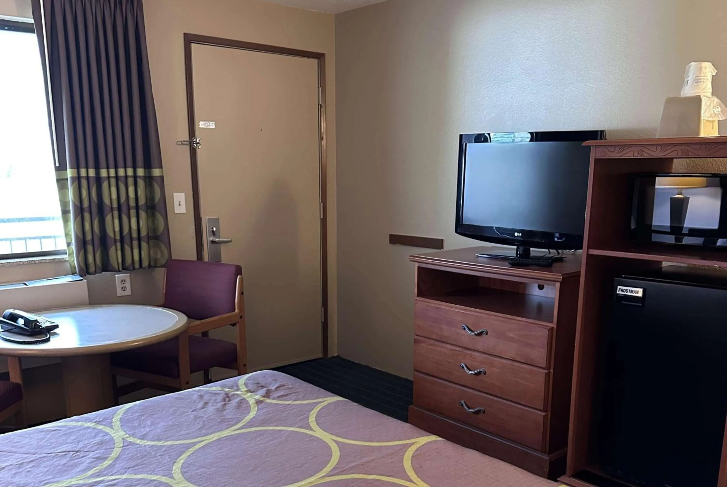 Photo of the whole room, Bed in Super 8 by Wyndham Vancouver East