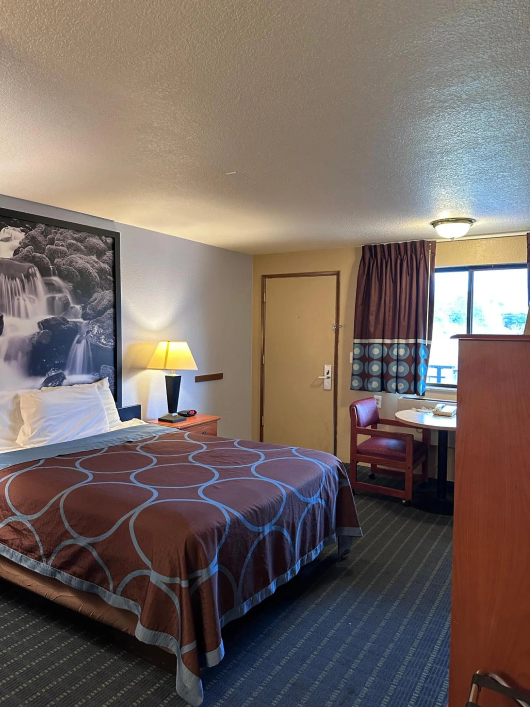 Bedroom, Bed in Super 8 by Wyndham Vancouver East
