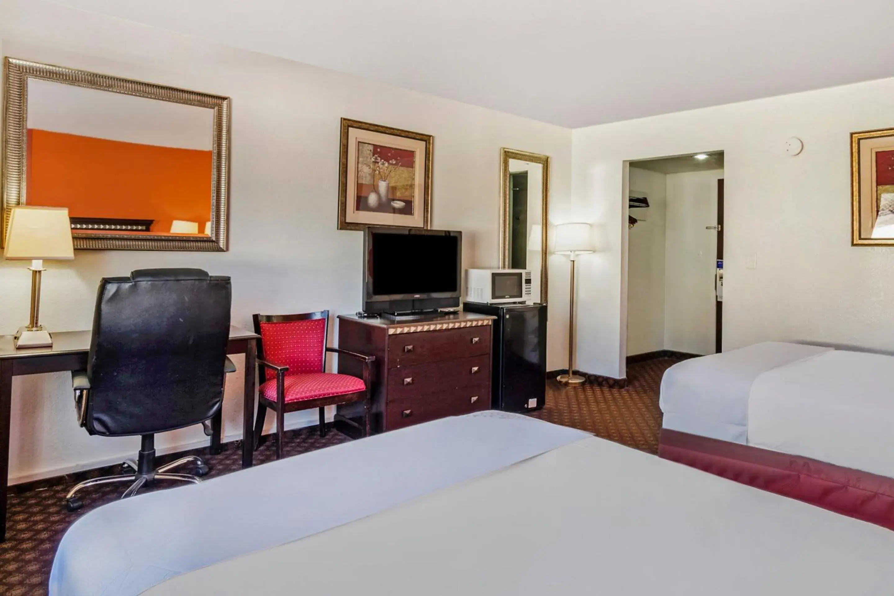 2 Full Bed Accessible in OYO Townhouse Dodge City KS 2 Full Bed Accessible in OYO Townhouse Dodge City KS