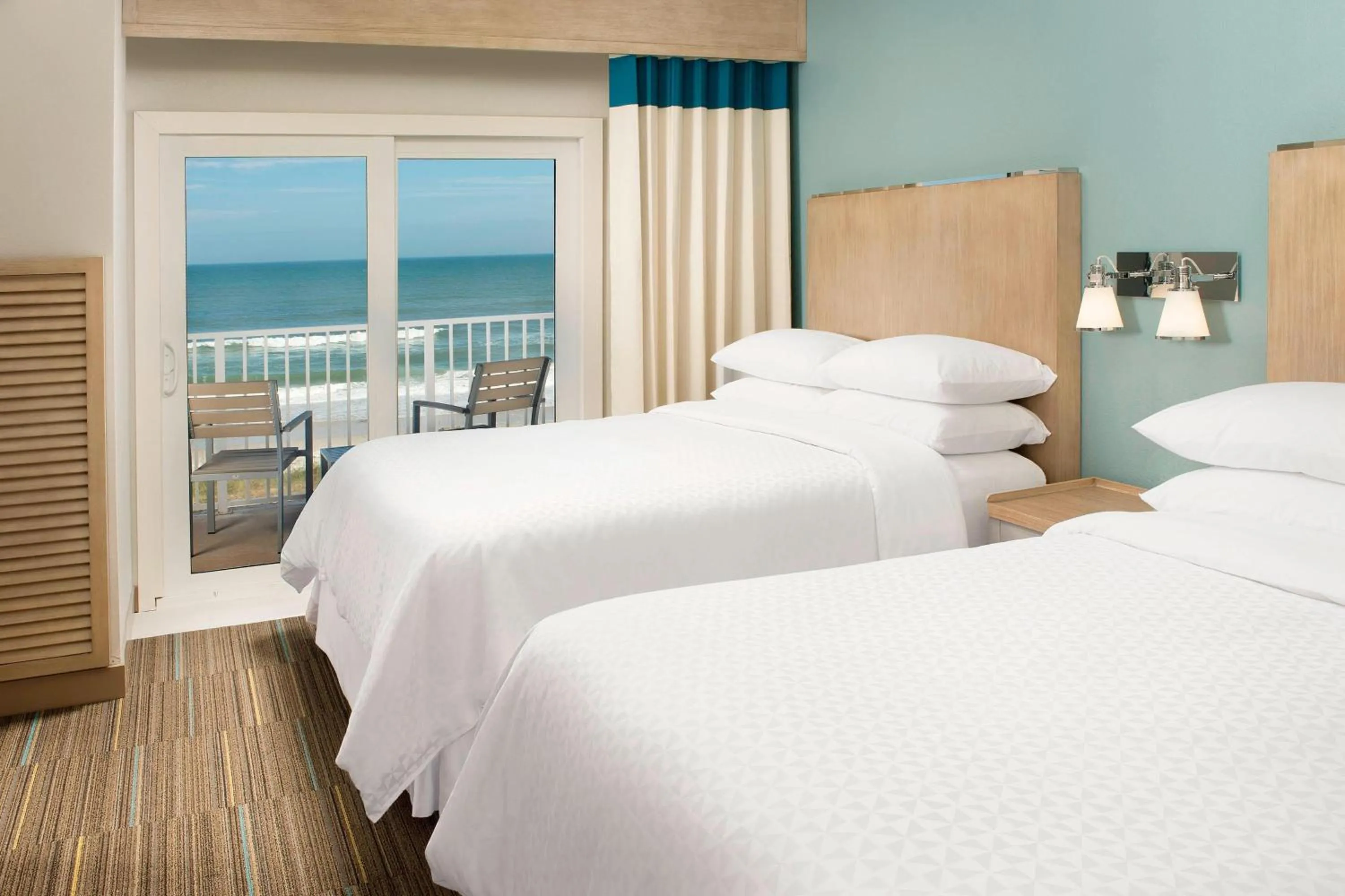 Photo of the whole room, Bed in Four Points by Sheraton Jacksonville Beachfront