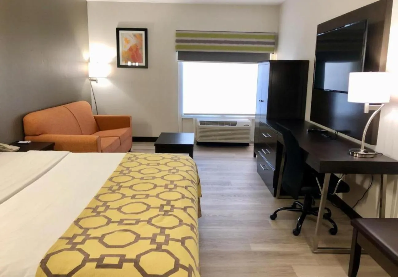 Bedroom, Bed in Baymont by Wyndham Warrenton