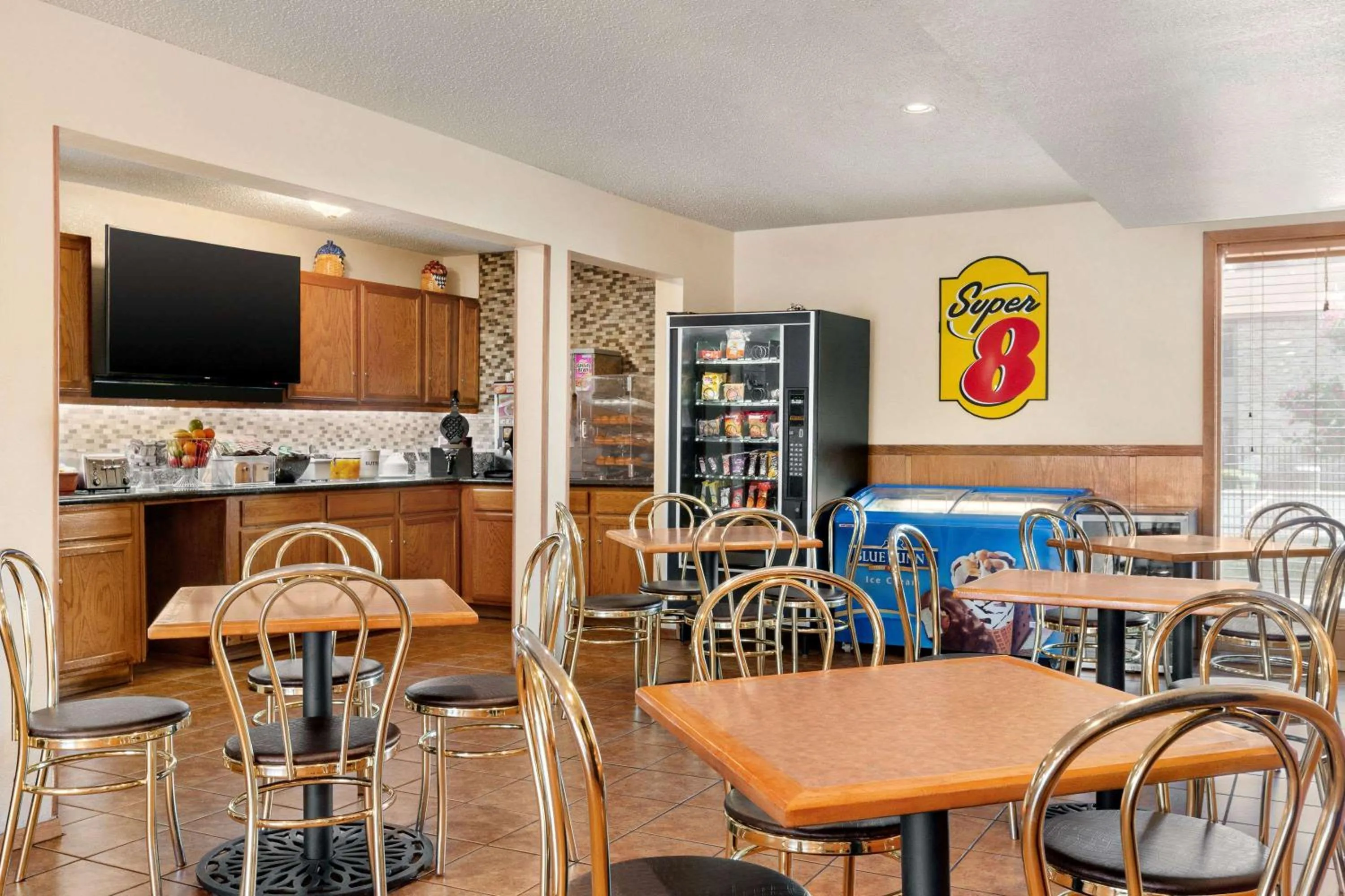 Restaurant/places to eat in Super 8 by Wyndham Waco University Area