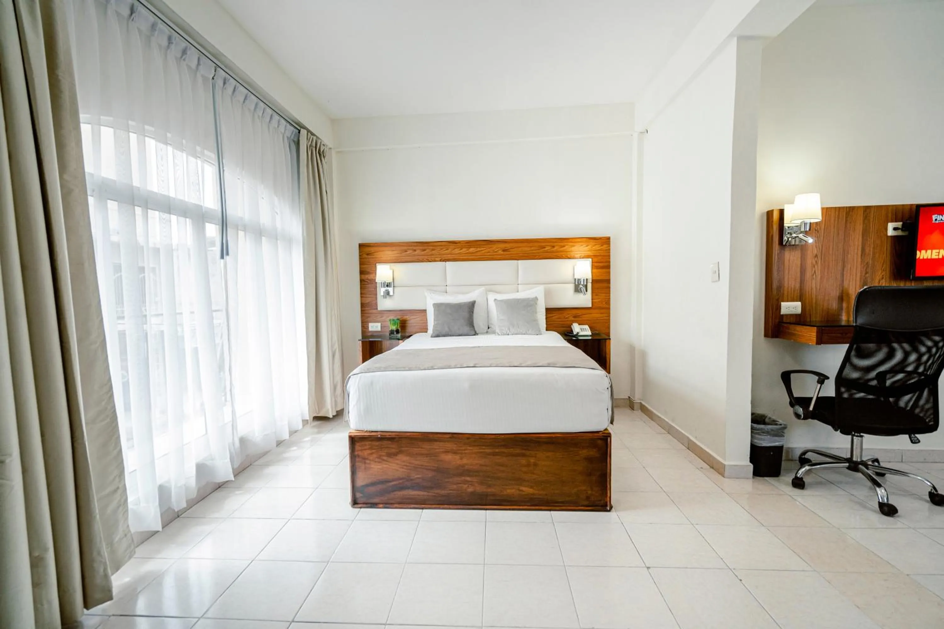 TV and multimedia, Bed in Hotel San Miguel, en el Centro - Desayuno Incluido