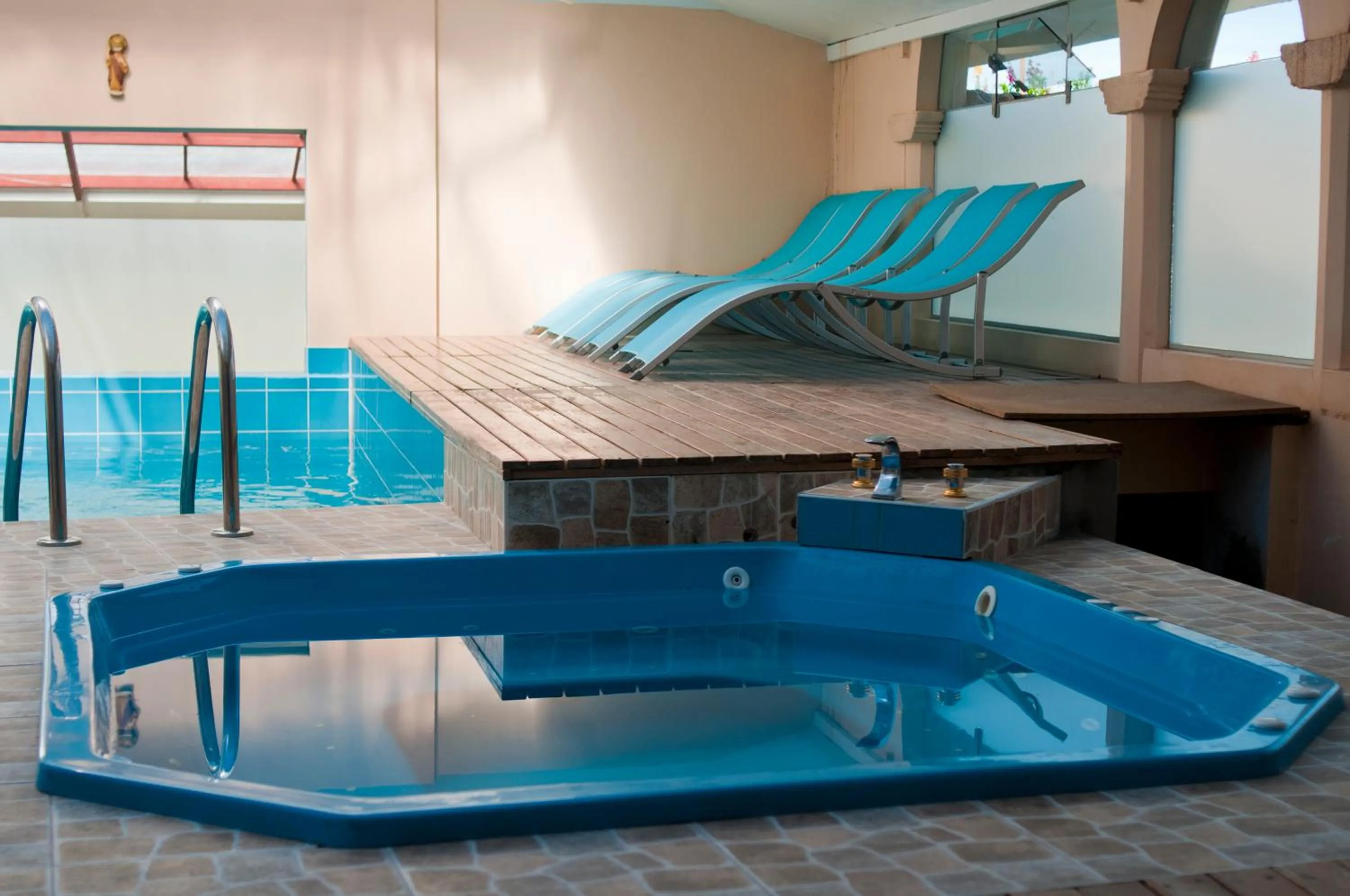 Swimming pool in Taypikala Lago