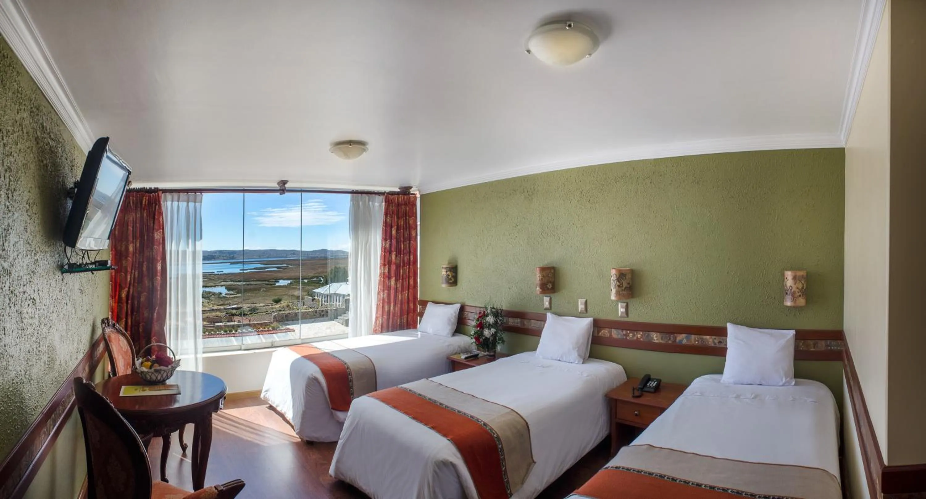 Photo of the whole room, Bed in Taypikala Lago