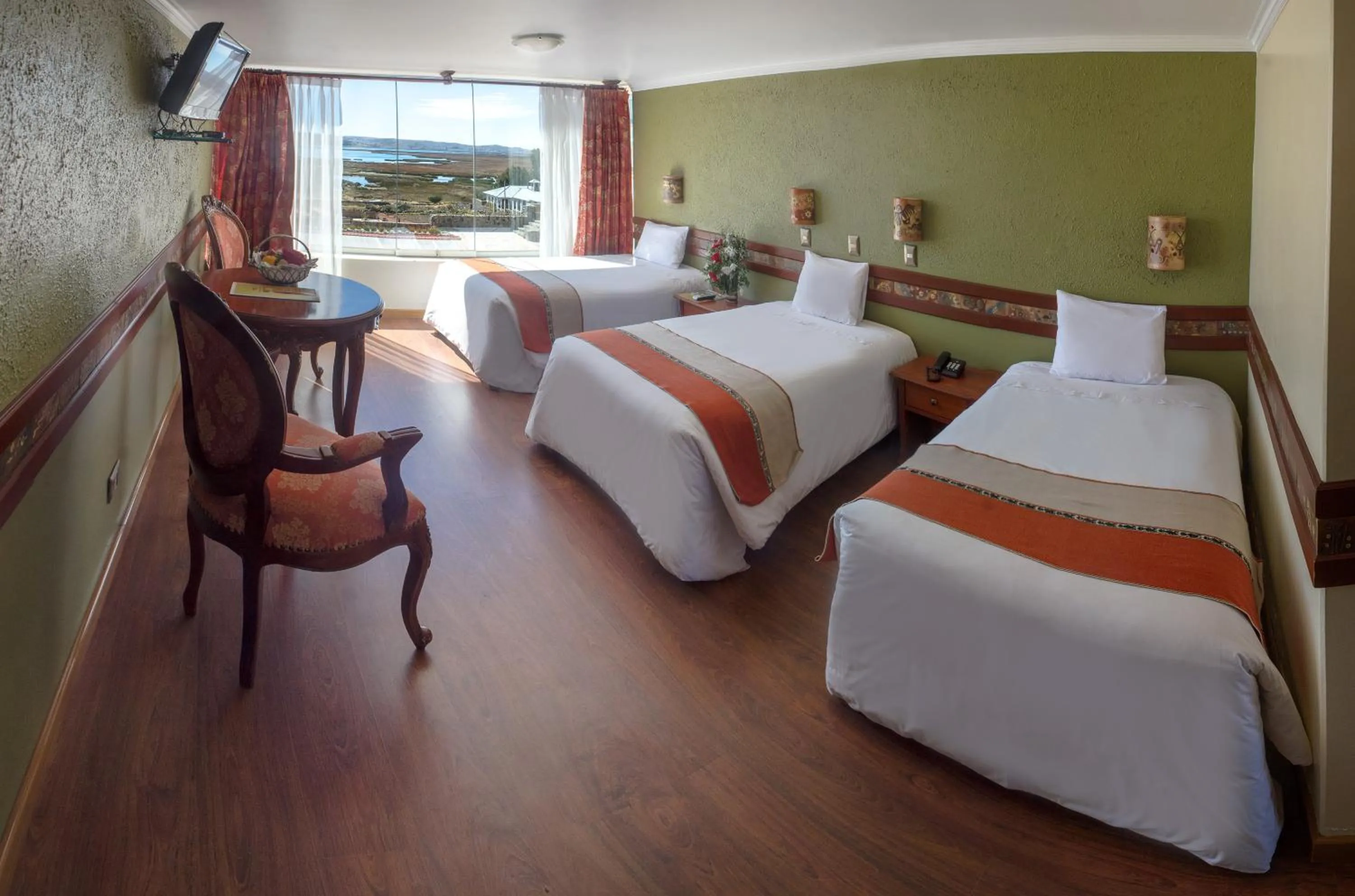 Photo of the whole room, Bed in Taypikala Lago