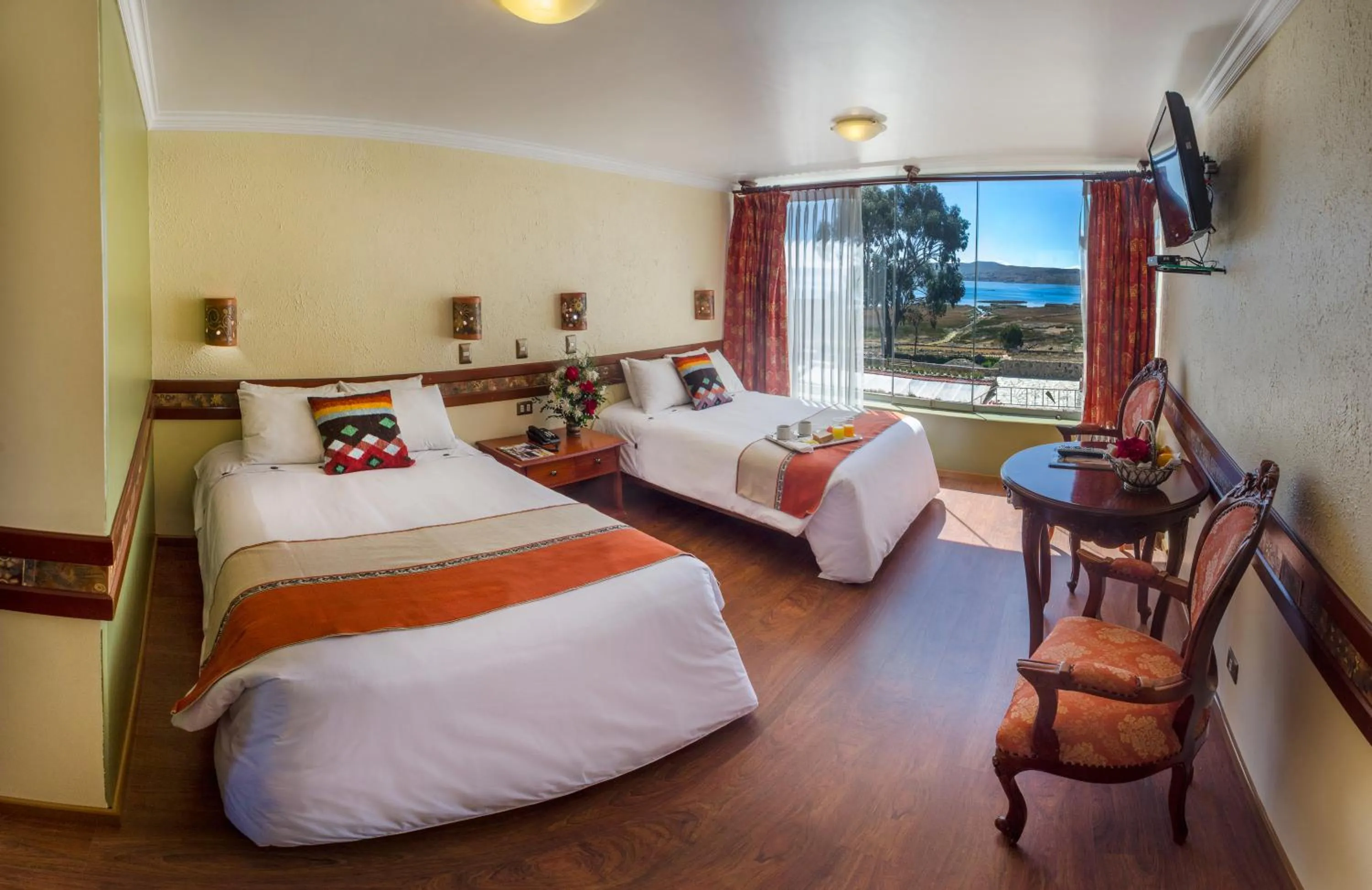 Photo of the whole room, Bed in Taypikala Lago