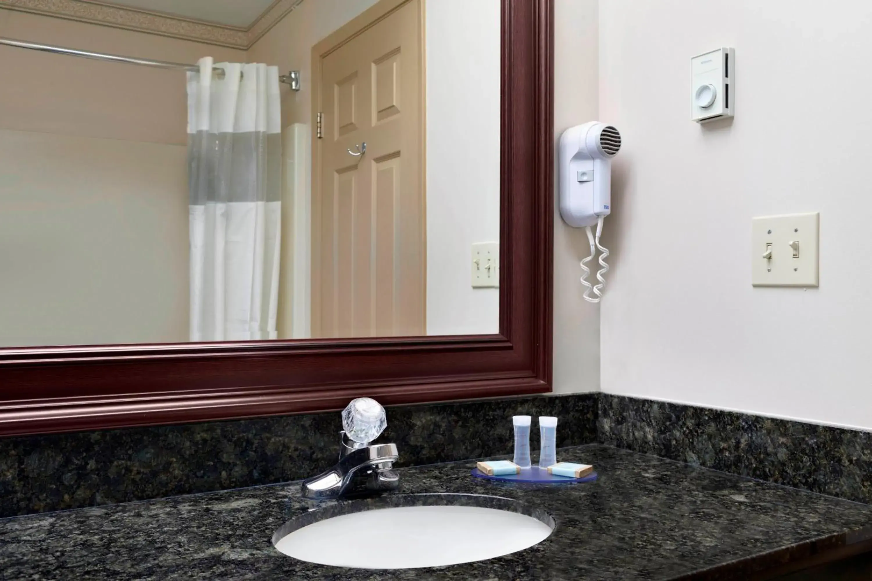 Deluxe King Room - Non-Smoking in Days Inn & Suites by Wyndham Sault Ste. Marie ON Deluxe King Room - Non-Smoking in Days Inn & Suites by Wyndham Sault Ste. Marie ON