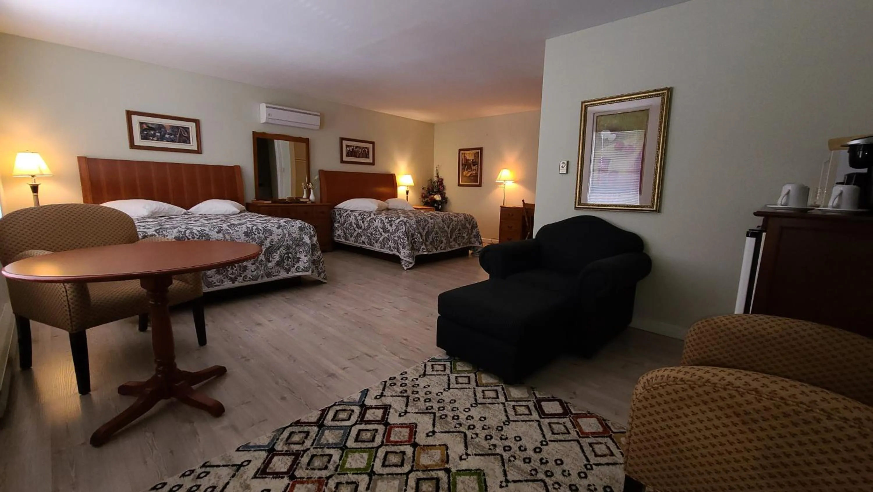 Photo of the whole room, Bed in Bouctouche Bay Inn