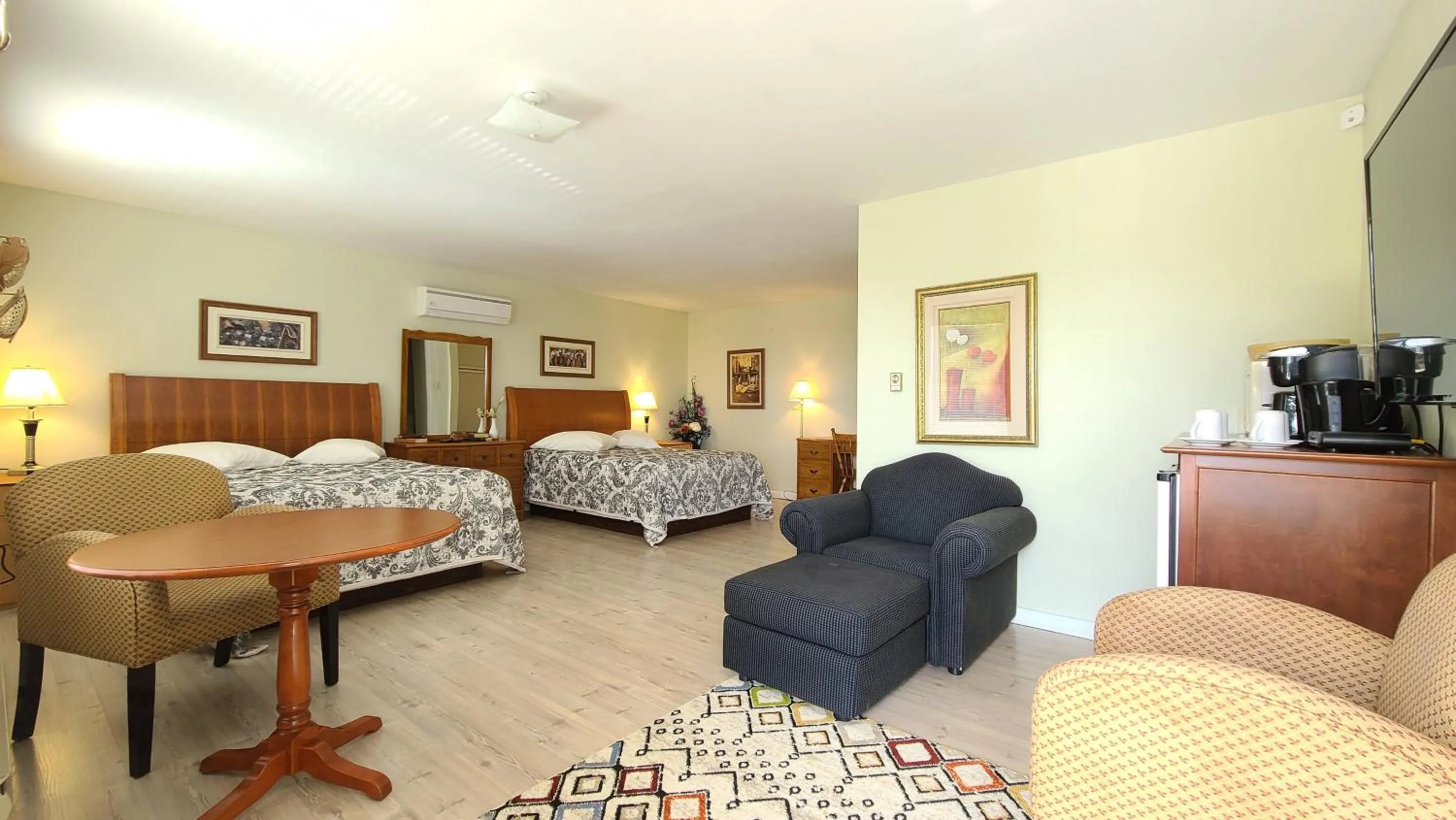 Photo of the whole room, Bed in Bouctouche Bay Inn